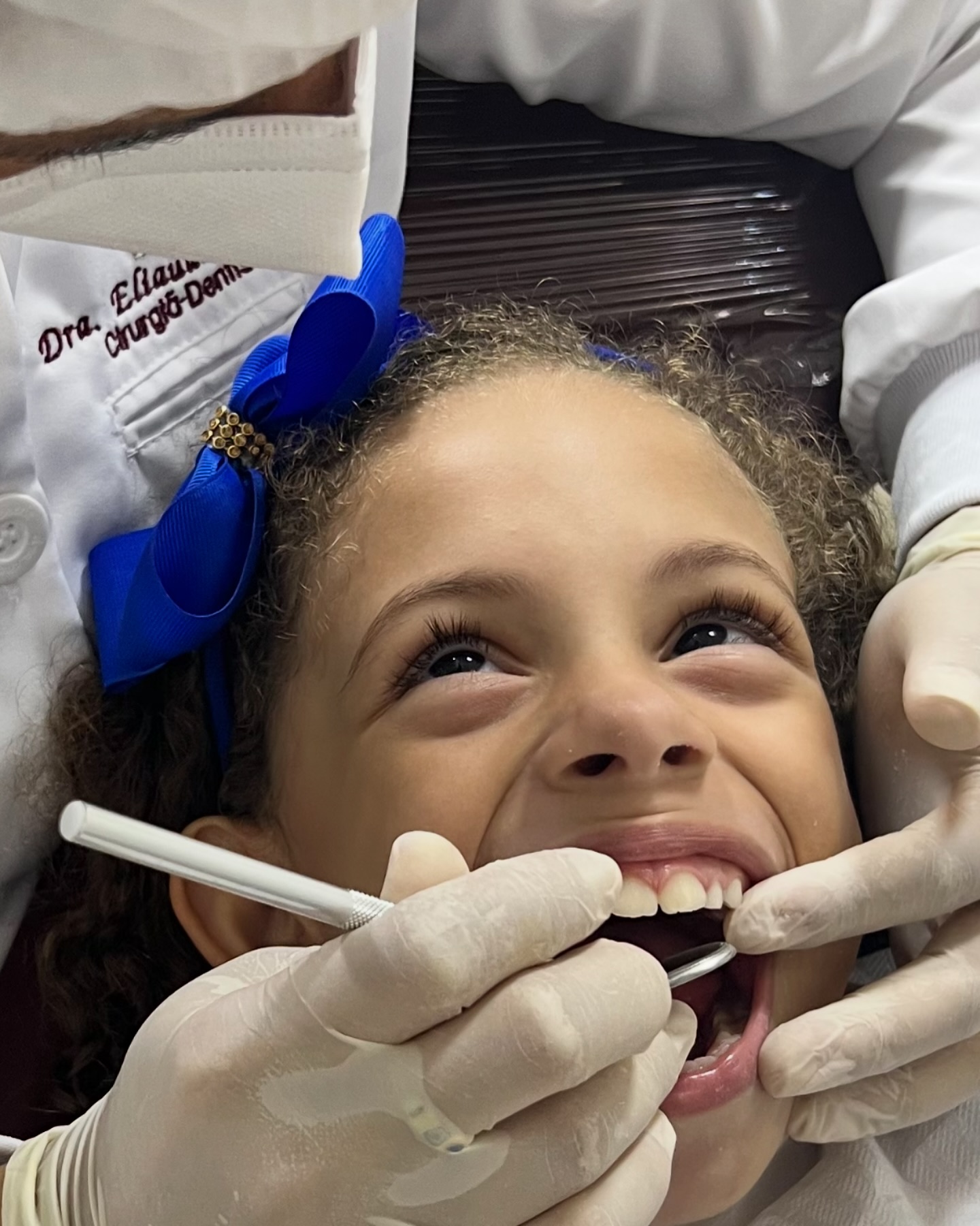Ir ao dentista logo após o nascimento do primeiro dentinho pode parecer exagero, mas é um passo fundamental para garantir um sorriso saudável no futuro. Além disso, as consultas regulares ajudam a criança a se familiarizar com o ambiente odontológico, reduzindo o medo e a ansiedade.
Adiar esse cuidado pode resultar em complicações mais difíceis de tratar no futuro, levando a custos mais elevados e, muitas vezes, ao sofrimento desnecessário da criança.
✨Cuide da saúde bucal do seu filho e agende uma consulta!