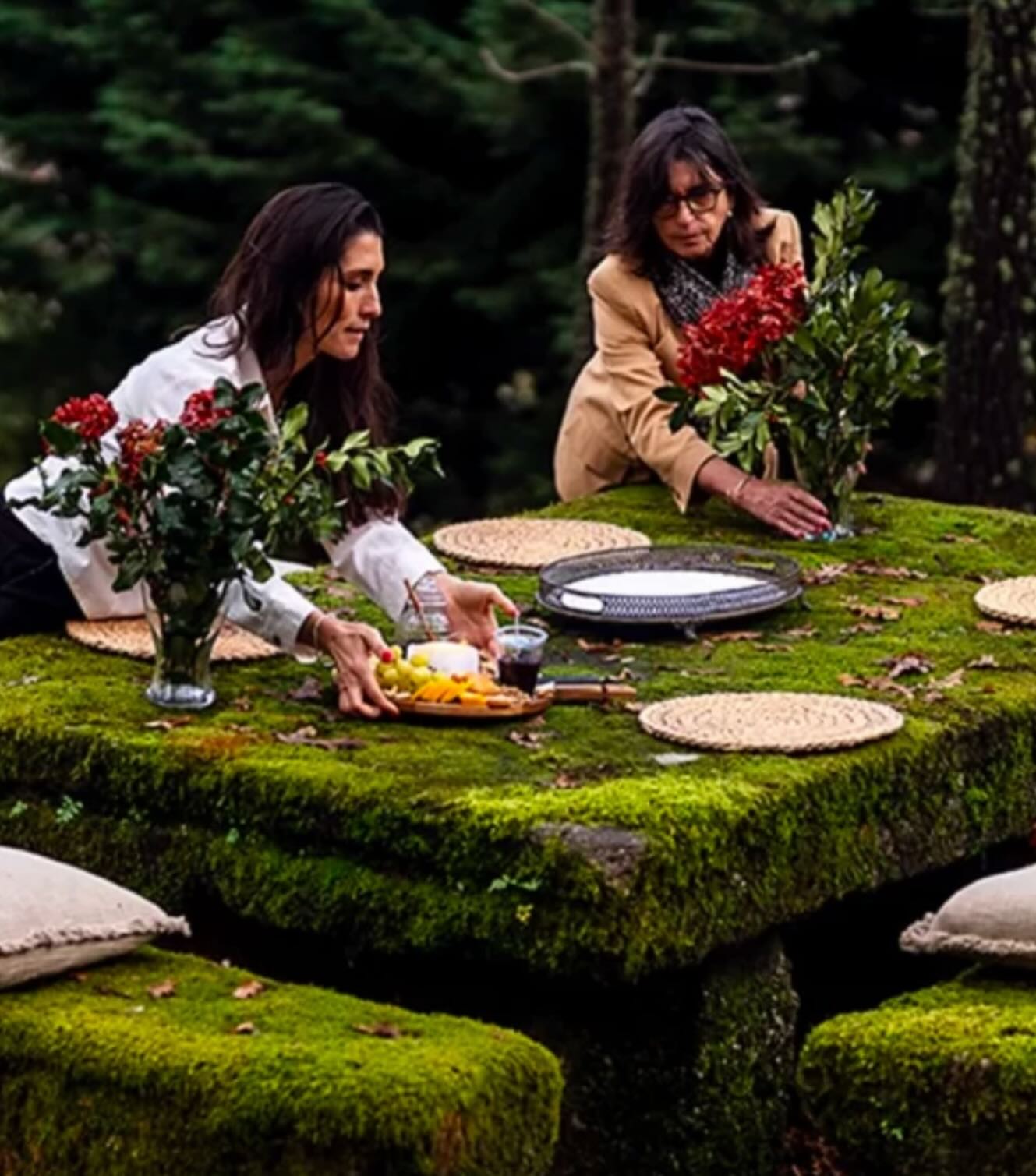 As nossas Provas de Vinho e Piqueniques vivem com o ritmo da natureza.
Abril trouxe-nos dias de sol e de chuva — e, como sempre, soubemos adaptar-nos ao que cada momento nos oferece.
Seja com o brilho do sol ou o sossego da chuva, cada experiência transforma-se num convite a saborear o presente.
Nos dias chuvosos, criámos provas de vinho intimistas, acolhedoras e cheias de charme.
Nos dias de sol, celebrámos com cores vivas, ar puro e a energia dos encontros ao ar livre.
A natureza dita o cenário, e nós fazemos dele um momento memorável — sempre.
Já conhece as nossas experiências?
Faça a sua reserva através do e-mail info@quintadosencados.com ou por telefone 91 918 29 25
Fotografia gentilmente tirada para a @bluetravelpt pela incrível fotógrafa @mariajoaogala
