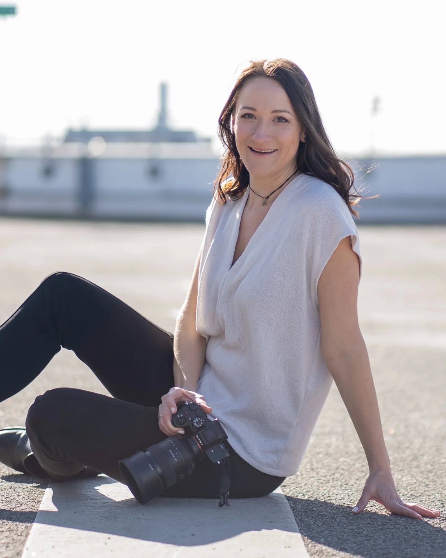 Fotografi(e)n fürs echte Leben – auch in Kita & Grundschule
Kinder sind ehrlich, lebendig, wild, neugierig – und genau so sollten auch ihre Bilder sein. In meiner Arbeit als Fotografin für Kitas und Grundschulen geht es nicht um gestellte Posen, sondern um echte Momente. Ich möchte Kinder so zeigen, wie sie sind: lachend, nachdenklich, verträumt, frech – einfach sie selbst.
Als Mama von zwei Kindern und Teil einer großen Familie weiß ich, wie bunt und unvorhersehbar der Alltag sein kann. Deshalb bringe ich viel Geduld, Empathie und Erfahrung mit – und sorge für eine entspannte Atmosphäre, in der sich alle wohlfühlen dürfen.
Ob in der Kita, auf dem Schulhof oder in der Natur – ich fotografiere mit Herz, Blick fürs Detail und dem Anspruch, Erinnerungen zu schaffen, die auch in vielen Jahren noch berühren.
Mehr Eindrücke und Infos findest du auf meiner Website: www.marlenaschmitz-fotografie.de
Oder schreib mir einfach direkt eine Nachricht – ich freue mich auf euch!
.
.
.
Foto: @frau.weich
#kitafotografie #grundschulfotografie #kinderfotografie #authentischefotografie #natürlichekinderfotos #marlenaschmitzfotografie #familienfotografie #kindergartenfotografie #schulfotografin #reportagefotografie #emotionaleFotografie #fotografinmitherz
#braunschweig #braunschweigfotografie #fotografinbraunschweig #familienfotografinbraunschweig #kitafotografinbraunschweig #schulfotografinbraunschweig