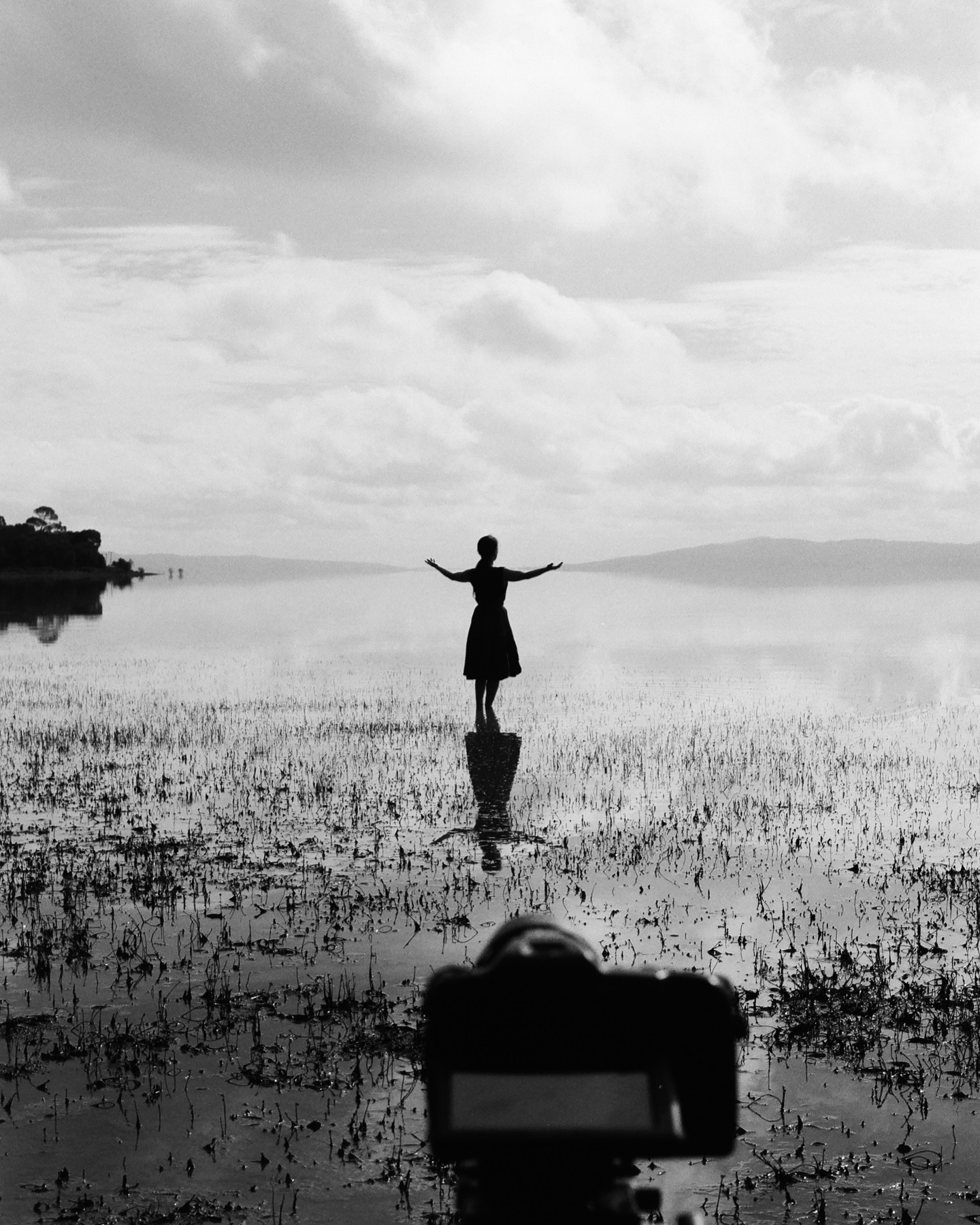 Over the past five years, @dancescreentw—co-founded by @hsiaoyin_peng, @annieyichung, and @the_williamlu—has been dedicated to building and nurturing the art of screendance across Taiwan and, more recently, in Australia. We believe that strong, connected, and passionate communities are essential for a new generation of dance filmmakers to grow and thrive.
This summer, we’re proud to launch our first international dance filmmaking workshop—right here in Taipei.
Taipei, with its vibrant culture, rich textures, and dynamic energy, is the perfect meeting point in Asia for artists from around the world. We’re creating a space where emerging creators can exchange ideas, expand their practice, and reimagine what’s possible through movement and film.
Join us at the end of July for a transformative experience in screendance.
Details in bio—we can’t wait to meet you.🎬
*photo was taken with #leicam3 ##fujiacross100ii at #lakegeorge #mirramucreativeartscentre @mirramu.arts
#dancefilm #screendance #dancefilmworkshop