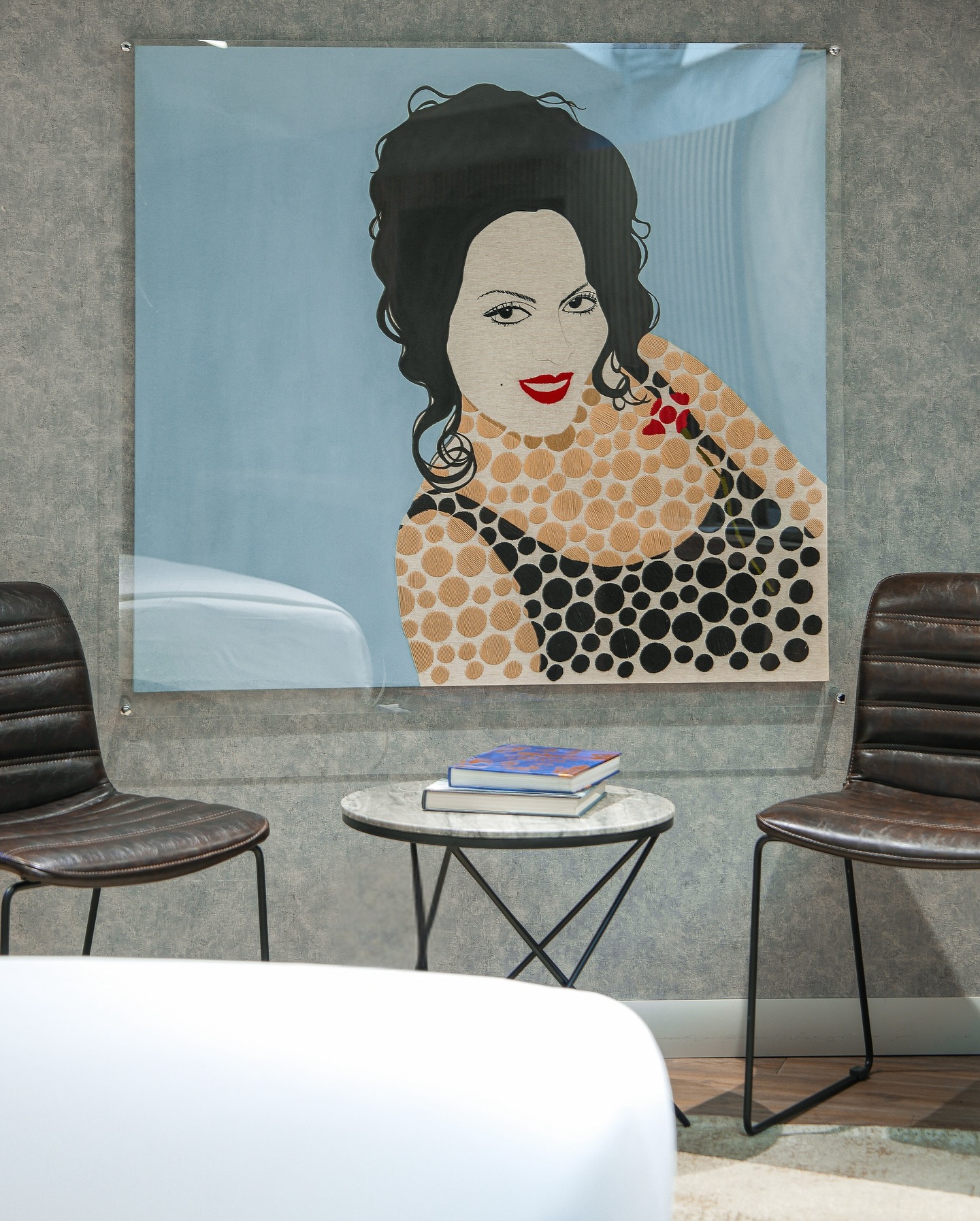 At Avantgarde Urban art is a state of mind.
We’ve long embraced art as a part of our identity, not only adorning our spaces with curated pieces, but also supporting the evolving art scene in Istanbul. Because we believe that art doesn’t just elevate a space—it speaks to the soul, stirs emotion, and creates meaningful moments of connection.
Take a closer look at the works that make our spaces more than just a place to stay.
Featured here: a striking piece by Funda Alkan in the first image, followed by the expressive work of Meltem Sarıkara in the second.