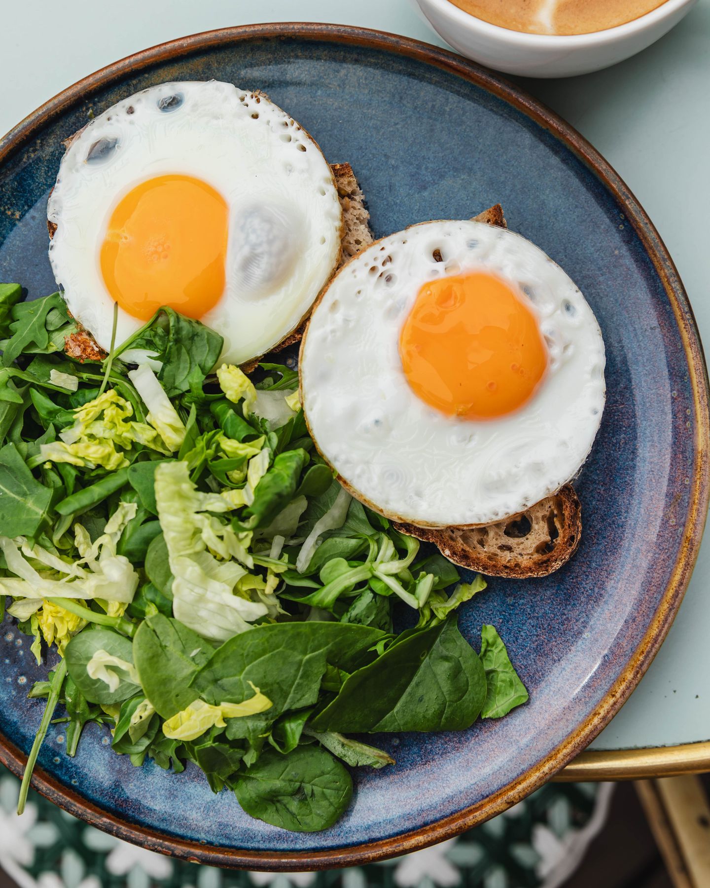 Eggs on toast for breakfast 🍳
📸 @alicepages