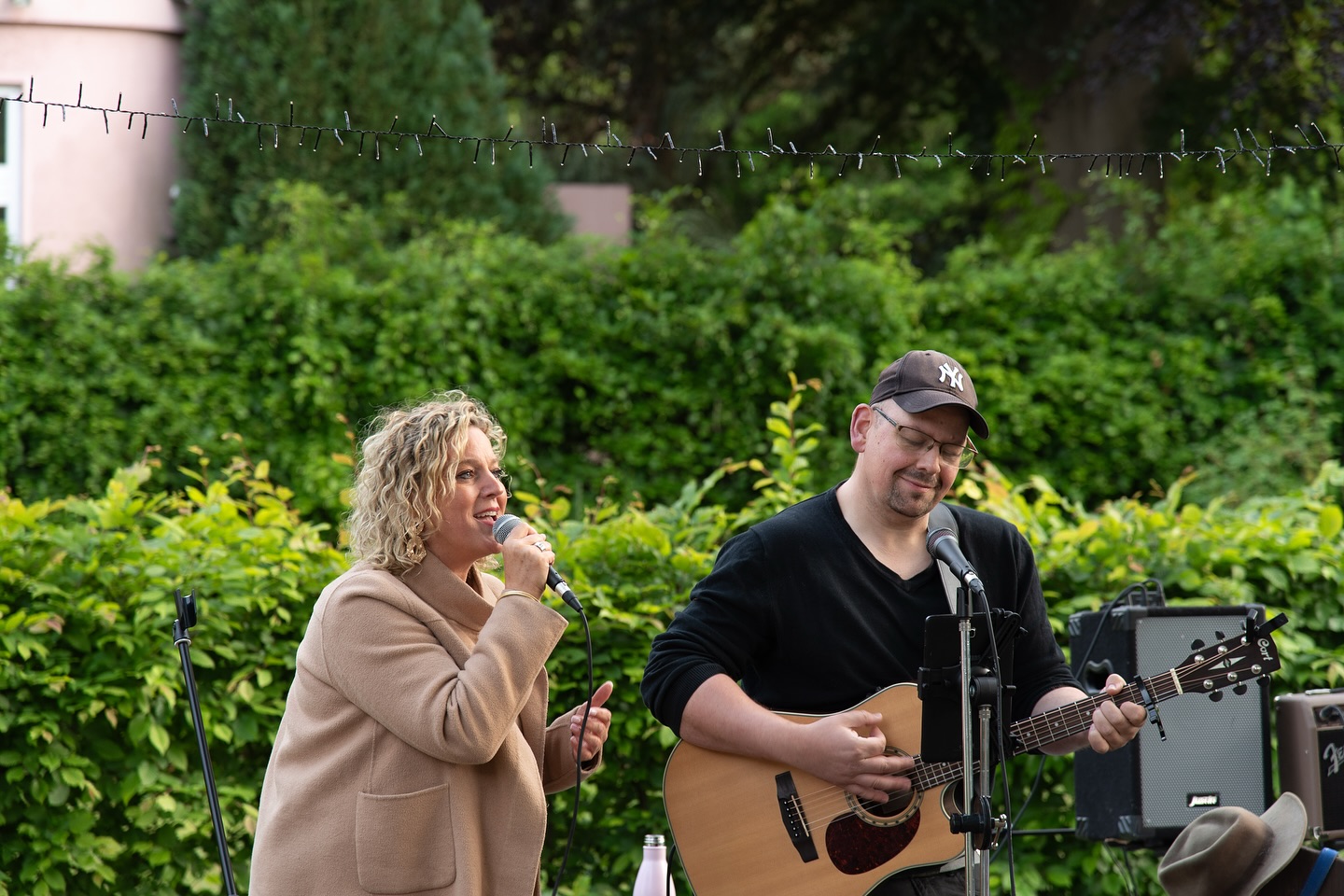 Erinnerungen an das wunderbare community Konzert bei @ParaParaHamburg. Vielen Dank noch mal für die Einladung. Es war ganz wundervoll bei und mit Euch 🧡🙌🏻
🌳🎶🌳🎶🌳🎶🌳🎶🌳🎶
Memories from our wonderful night at the community concert organized by @paraparahamburg Thanks again for having us! We had a wonderful time with you. 🧡🙌🏻
#CloudNineCountry #LiveMusic #CommunityConcert #ParaPara #opdeDeel #Nachbarschaftsfest #CountryMusic #Dankbarkeit #Hamburg #OpenAirConcert #Herzmusik #spielplatzkonzert