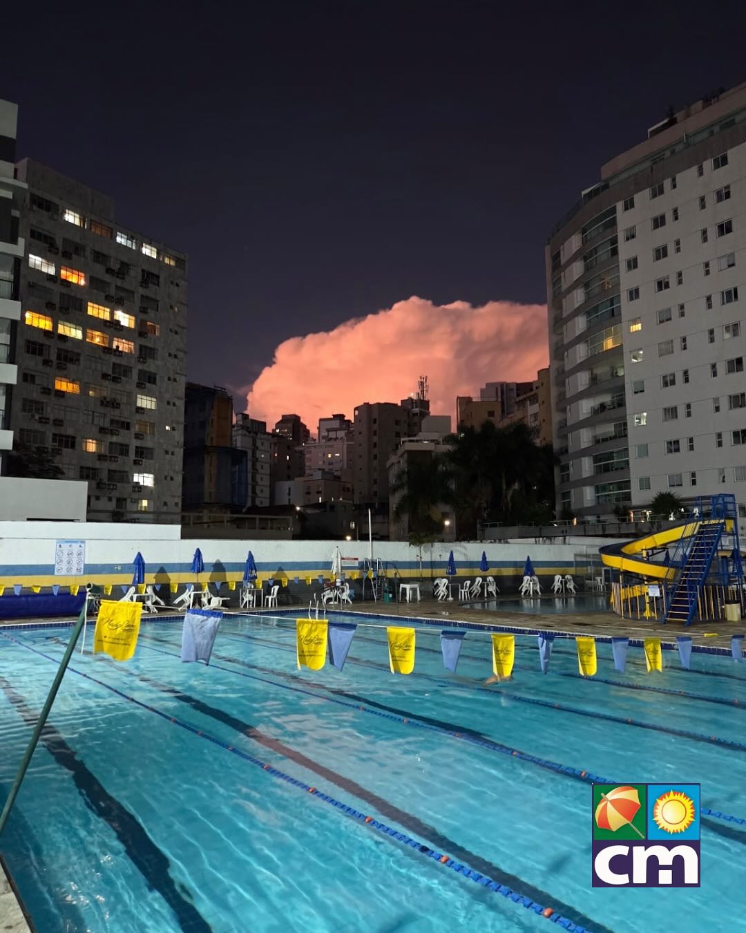 Nova iluminação do parque aquático ✨ e que vista de tirar o fôlego! 💙