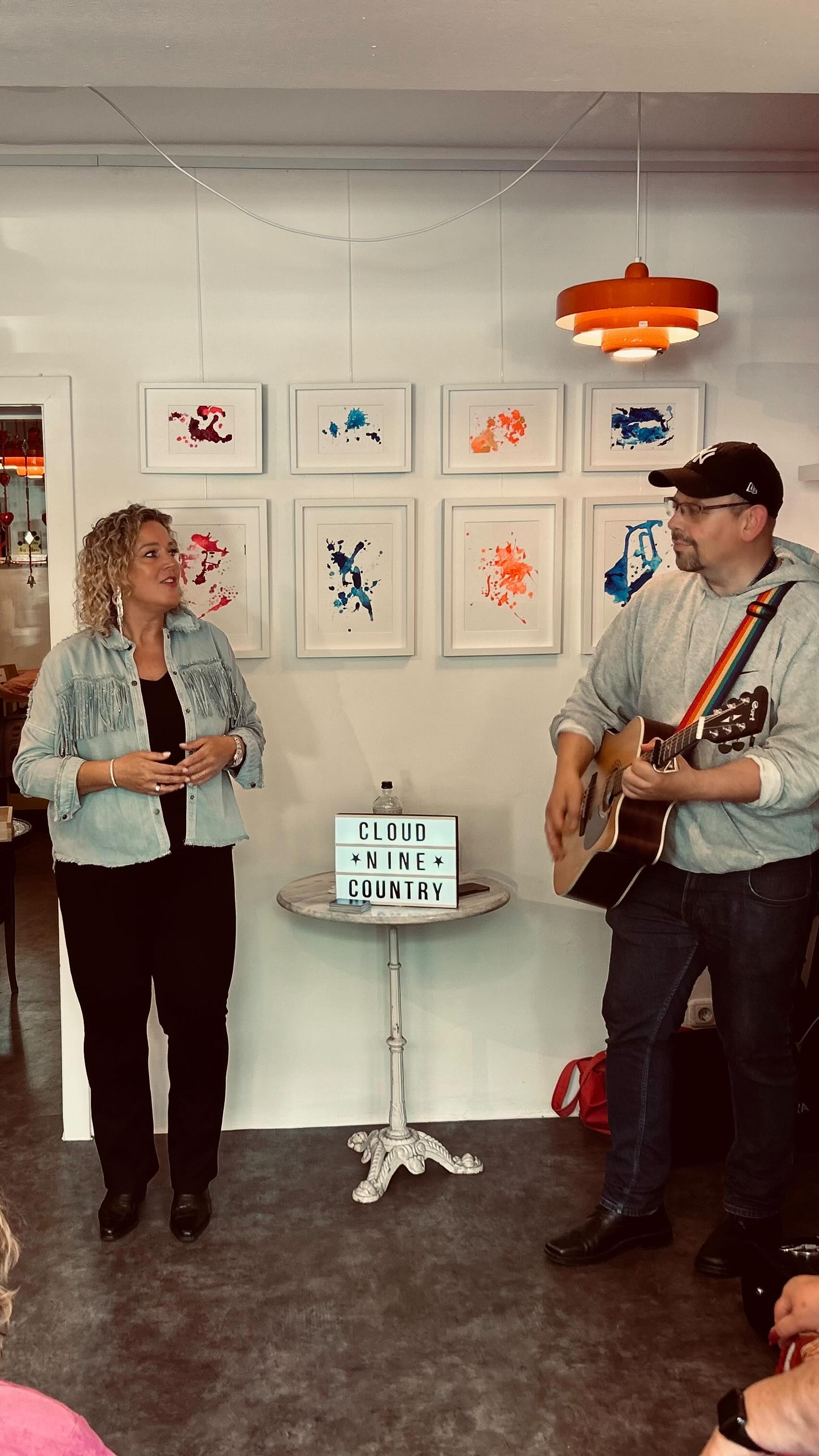 English below 🎶🛍️
Was für ein wunderbarer Nachmittag beim Tiny Shop Concert im @loeppis_hamburg am 31. Mai!
Die Stimmung war einfach zauberhaft, das Publikum hat mitgesungen, mitgefühlt und mit uns gefeiert – wir sind immer noch ganz begeistert. ✨💛
Das Løppis ist wirklich ein kleiner Tempel der Glückseligkeit – vielen lieben Dank für die Einladung und die fabelhafte Zeit!
🎶🎸🛍️
What a magical afternoon at the Tiny Shop Concert at @loeppis_hamburg on May 31!
The atmosphere was beautiful, the crowd sang along, celebrated, and made this an unforgettable moment – we’re still smiling. ✨💛
Løppis truly is a little temple of happiness – thank you so much for having us and for such a wonderful time!
#CloudNineCountry #TinyShopConcert #LiveMusic #Løppis #loeppis_hamburg #ConceptStore #Hamburg #AltesNeuesUndVielLiebe #AcousticDuo #CountryVibes #Herzmusik #dankehamburg