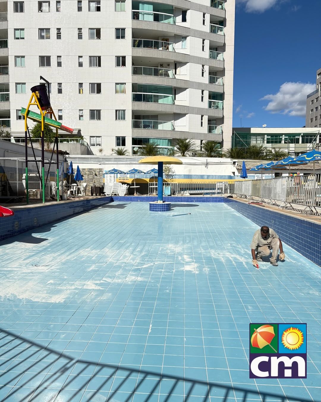 Obra na piscina infantil 🚧 Troca de rejunte, em breve uma piscina novinha pra curtir 💦💙