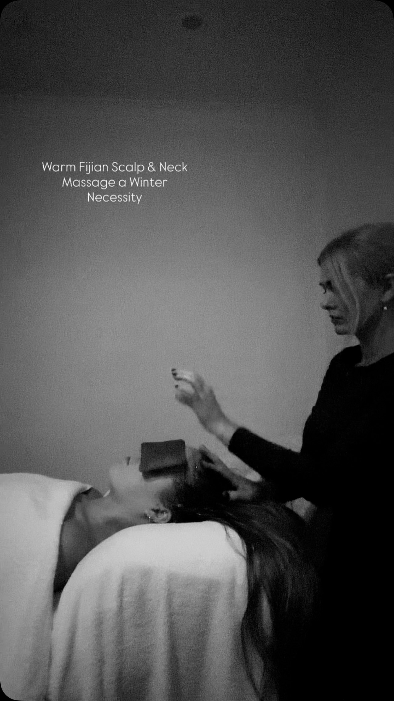 Our personal favourite treat - Warm Fijian Coconut Oil is gently poured over the hair and scalp and mindfully massaged in for 25 minutes 🖤
#shoalbay #scalpmassage #pampershoalbay #sirenespa #purefiji #coconutoil #luxurypamper