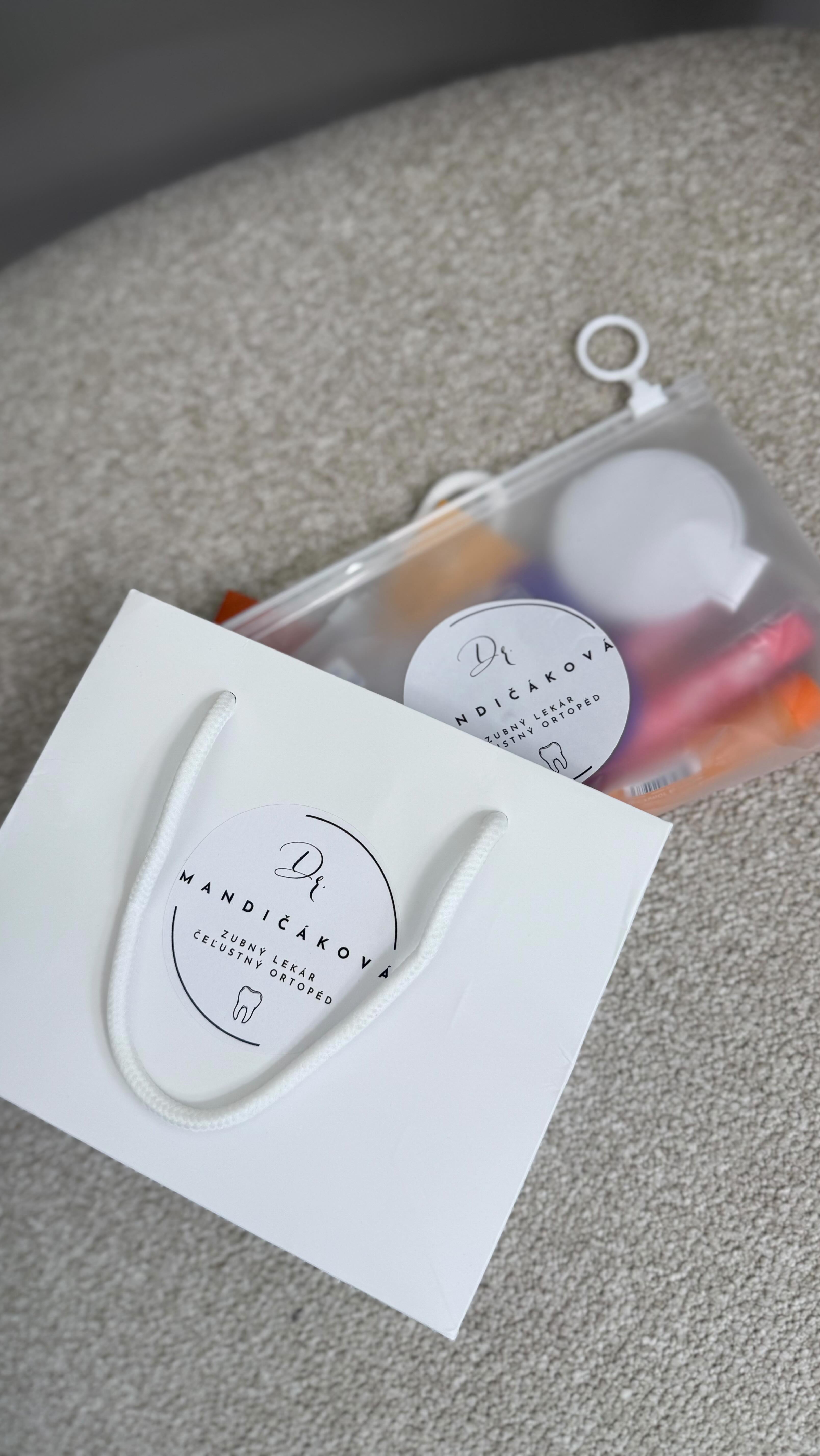 Máte obavy, ako zvládnete starostlivosť o zuby po nasadení fixného strojčeka?
U nás sa nemusíte báť ✨ Po nasadení vám ukážeme správnu techniku čistenia a ako bonus dostanete kompletnú štartovaciu sadu dentálnych pomôcok. 🦷💙
Začnite svoju cestu za krásnym úsmevom ešte dnes 👉 objednajte sa online na www.drmandicakova.sk alebo volajte 📞 0911 212 124. #zubnystrojcek #fixnystrojcek #ortodoncia #dentalnahygiena #zdravezuby #kosice #dr_mandicakova