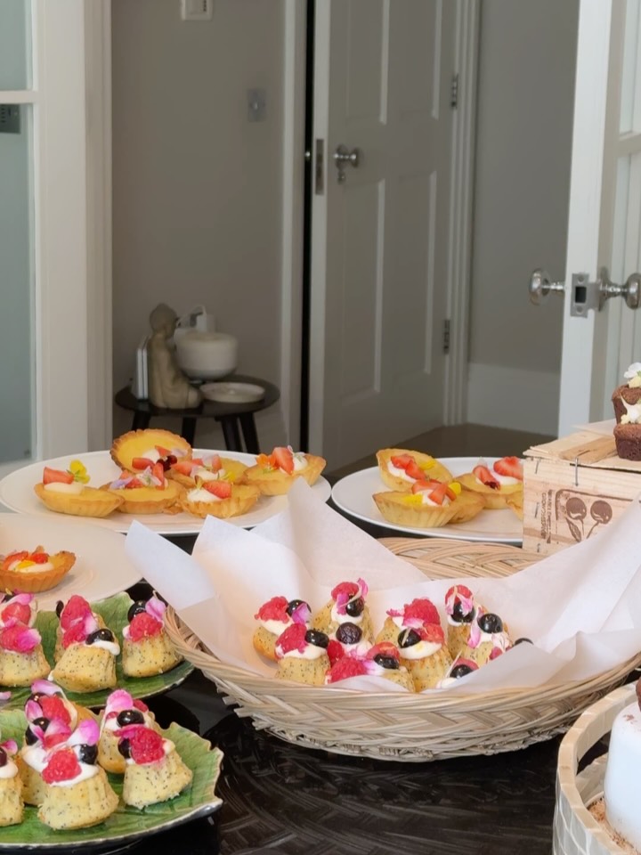 hi :) took a little insta-break ๐ a throwback to a dessert table ๐ธ๐ lots of little cakes & homemade flakey pastry :)
#cooking #catering #jobs #dessert #desserttable #cakes #summer #lemon #berries #happyplace #london #privatechef