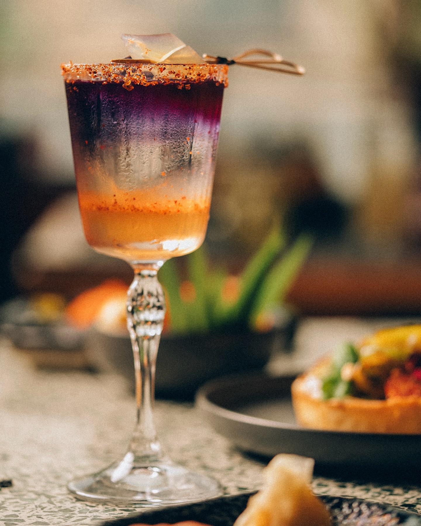 Meet Karmacoma: a cocktail that hits as hard as the track it’s named after.
Blue pea tequila, clarified grapefruit, and a pink fizz that keeps the vibe strong. 🍹#VNYLHiFi