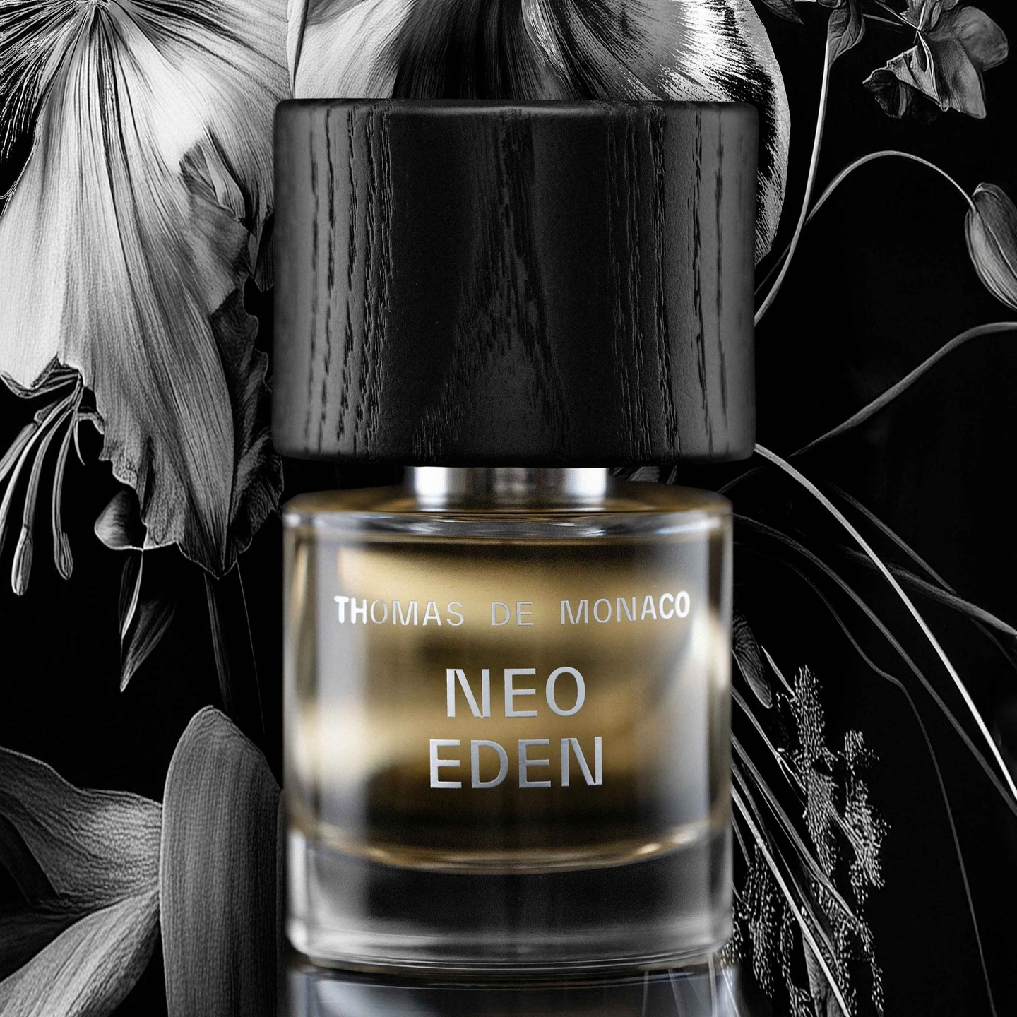 Neo Eden reimagines paradise with vibrant rhubarb and peach, softened by the delicate bloom of magnolia. Mimosa adds a luminous floral glow, while creamy notes in the base leave a trail that feels both futuristic and dreamlike.
@thomasdemonacoparfums