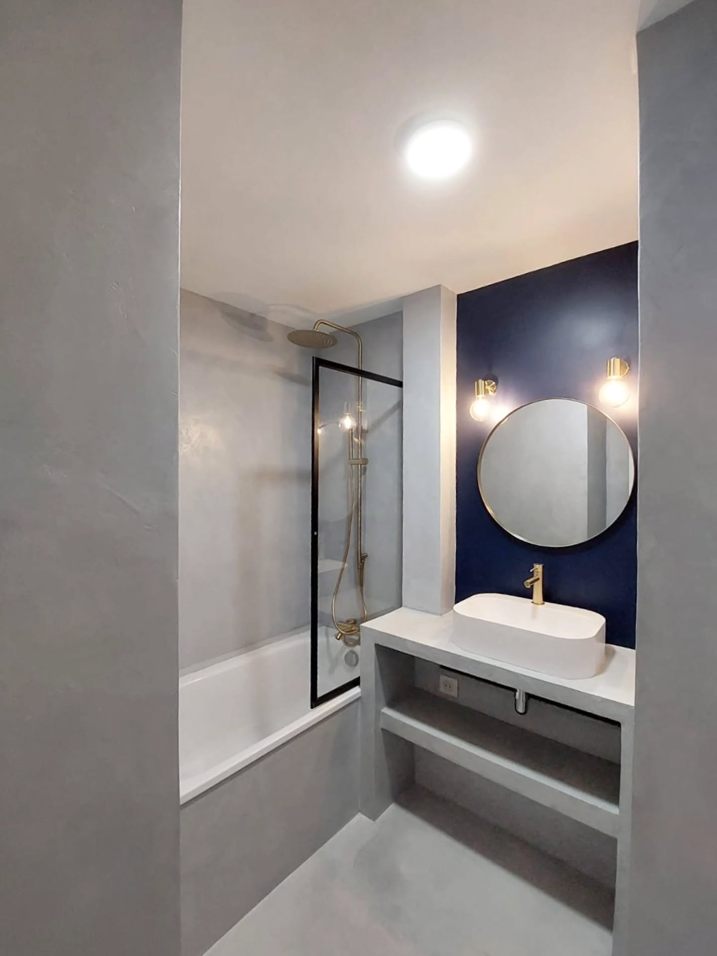 Rénovation d'une salle de bain en béton ciré 
#mdservices #mhameddaoud #renovation #amenagement #travaux #vincennes #amenagementdinterieur #renovationdinterieur #chantier #btp #carrelage #plomberie #electricite #parquet #peinture #papierpeint #isolation #maçonnerie #menuiserie #entreprisebtp #chantierderenovation #cuisine #salledebain #picoftheday #photodujour #avantapres #travauxvincennes