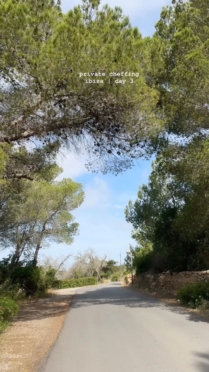 cooking on a fitness retreat โ๐ฝno waste ->> stale bread = pangrattato ๐๐
#privatechef #catering #ibiza #spain #nature #kitchen #kitchengarden #retreat #garden #homegrown #behindthescenes #cooking #homemade #sunshine