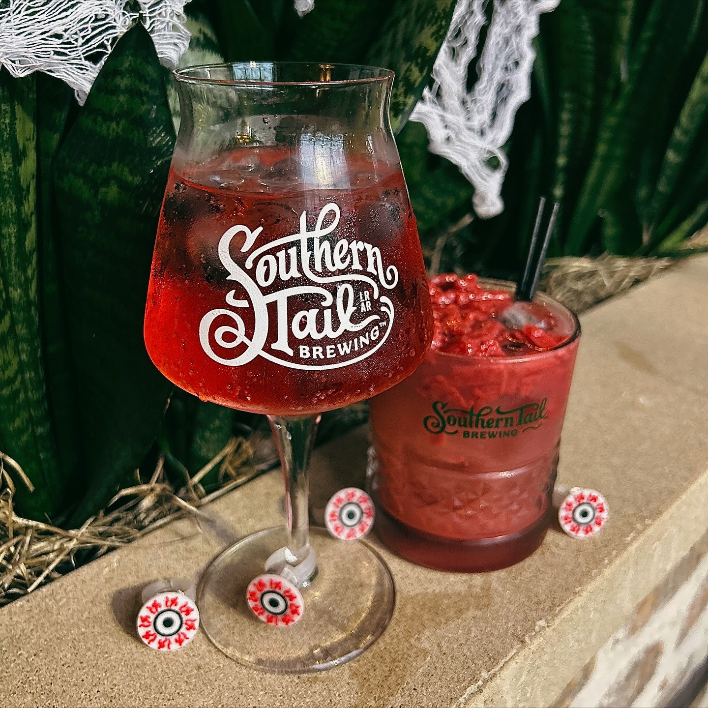 Things are getting fang-tastic at Southern Tail. 🧛♂️🍺
Tomorrow night, sink your teeth into our Halloween specials:
🍯 Vampire Wings made with Bee Bum garlic honey
🍸 Halloween Brains – red ruby vodka, licorice syrup & red rope candy
👁️ Eyeball Shirley – a spiked Shirley Temple with frozen blueberry “eyeballs”
🎶 Live music with Midnight South at 8PM
🍬 Trick-or-treating for kids (or adults — we don’t judge)
👻 Costumes highly encouraged — we’re here for the boos!
See you tomorrow night for a scary good time. 🦇 #HalloweenAtSTB