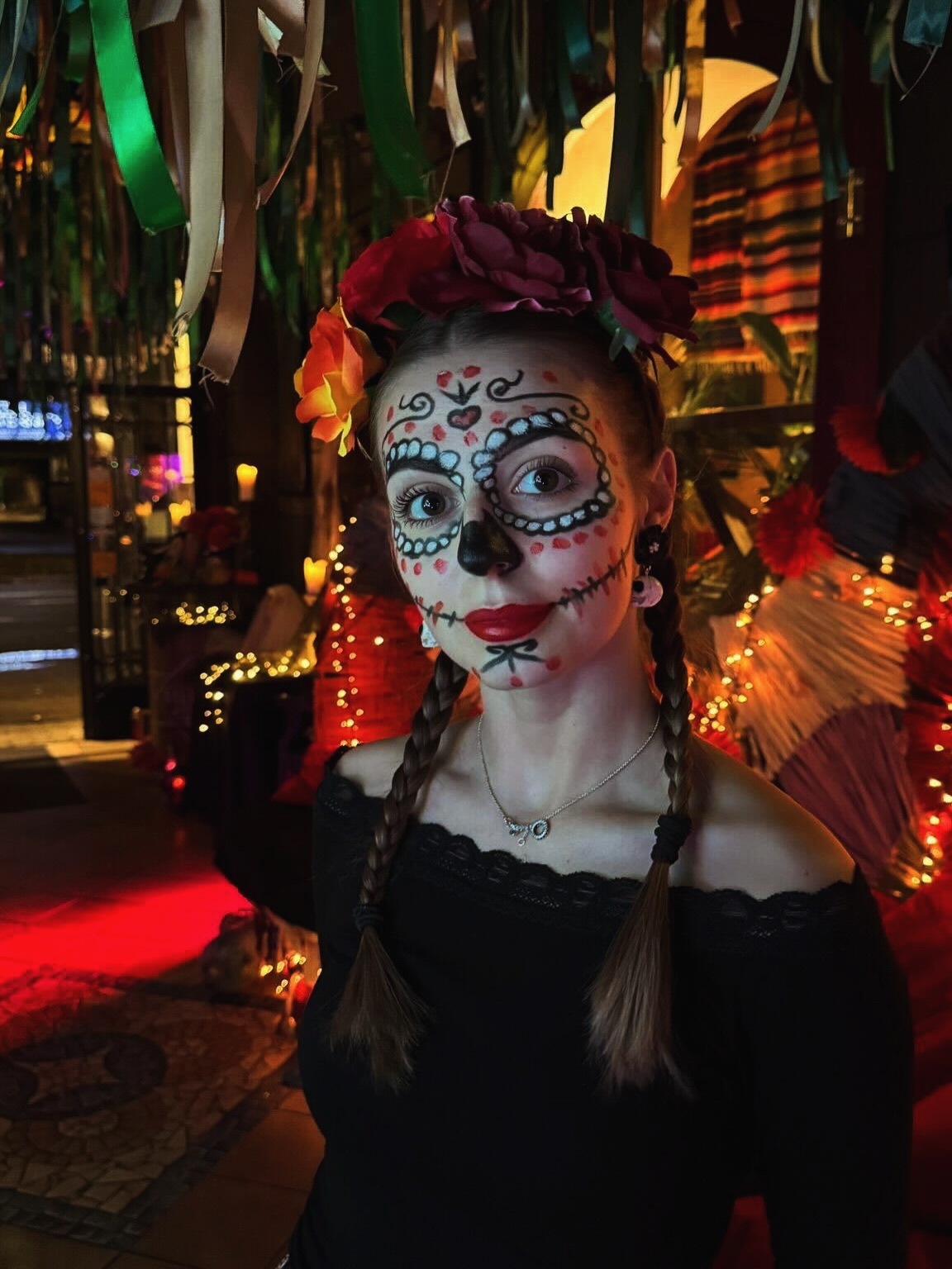 Jesteśmy gotowi! Dziś pierwszy dzień świętowania Día de los Muertos 🌸🌼💀
Dla tych, co przebiorą się w klimacie naszej fiesty - niespodzianka! 🍸🥳