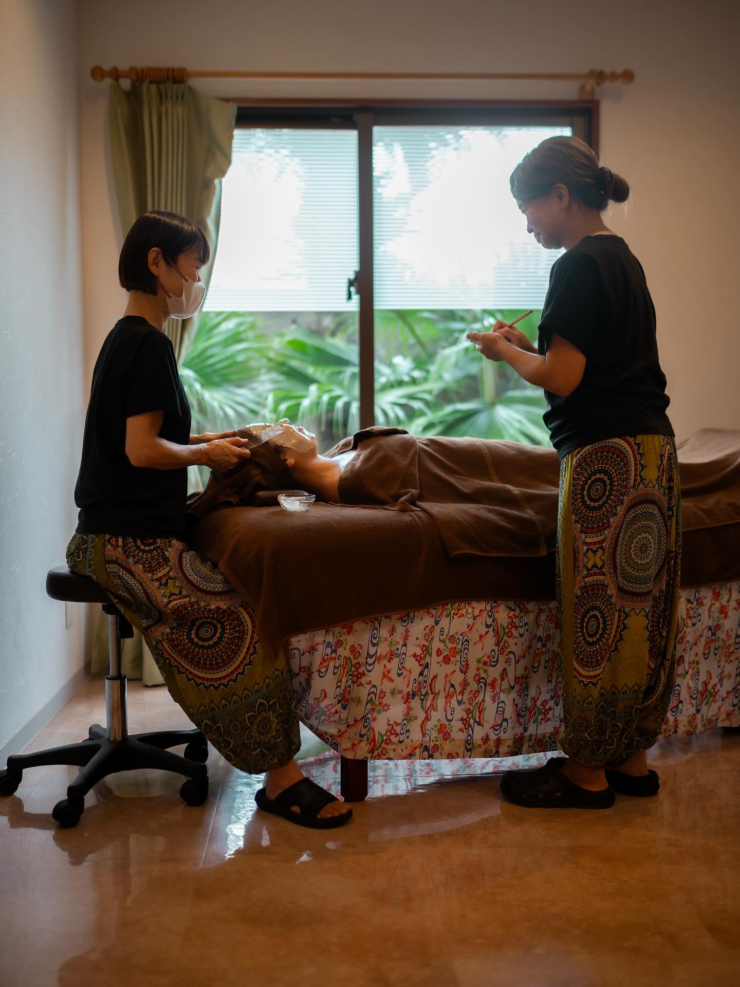 𓆉𓂃
🫧セラピスト募集中🫧
自然の中で、人を癒すお仕事をしませんか?
植物に囲まれた店内は、
まるで小さな植物園。
光が差し込む明るい空間で、
スタッフも心地よく働ける環境です。
目の前には沖縄の海。
自然を感じながら、
お客様の心と身体を整えるお仕事です😊
🌿自然や植物が好きな方
🌿人と接することが好きな方
🌿セラピストの仕事が好きな方
🌿チームワークを大切にできる方
そんな方をお待ちしています。
お客様にとって“また来たい”と思える、
そんなひとときを一緒につくっていきませんか?
#石垣島求人 #沖縄セラピスト求人
⋆⋅⋅⋅⊱∘──────∘⊰⋅⋅⋅⋆
【給与】
時給 952円~1,200円
研修期間あり/経験・能力により昇給あり
施術歩合あり
【待遇・福利厚生】
交通費支給
社会保険完備
社内研修あり
採用に関するお問い合わせはこちら
ソルトスパ美塩 本店 10:00-18:00
TEL : 0980-83-3112
Mail : saltspabian@gmail.com
担当 : 小川
⋆⋅⋅⋅⊱∘──────∘⊰⋅⋅⋅⋆