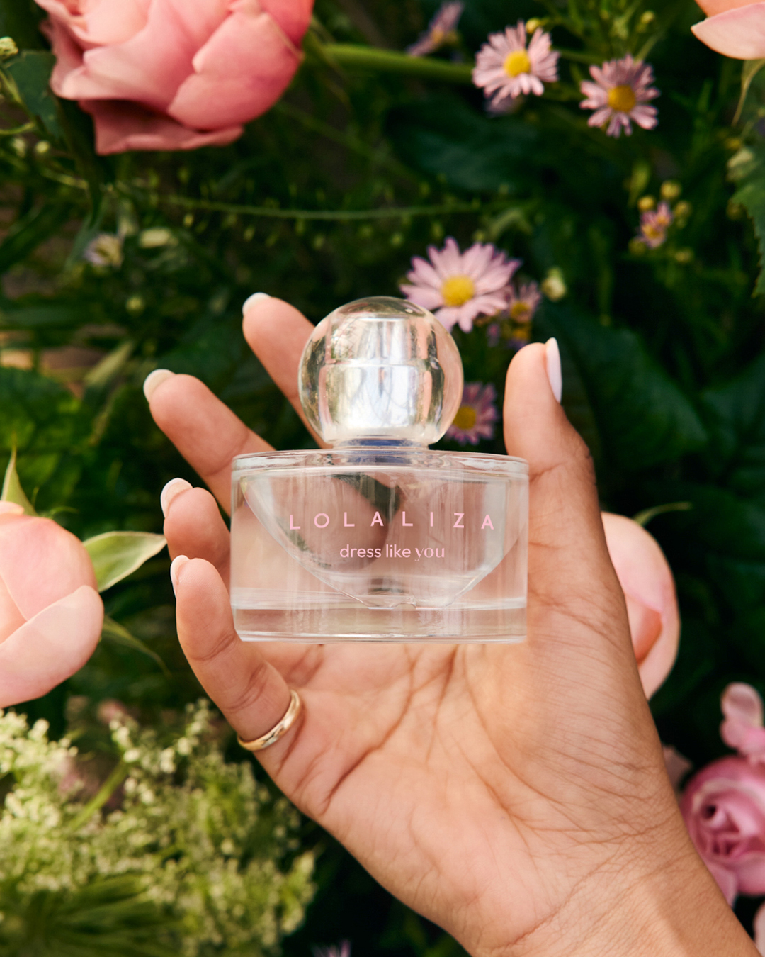 Blending five floral notes, the scent is joyful, fresh, radiant, and full of color. Just like the women who inspire it!
Congratulations to Mirella Pomina for this beautiful creation that captures femininity and self-expression in perfect harmony.