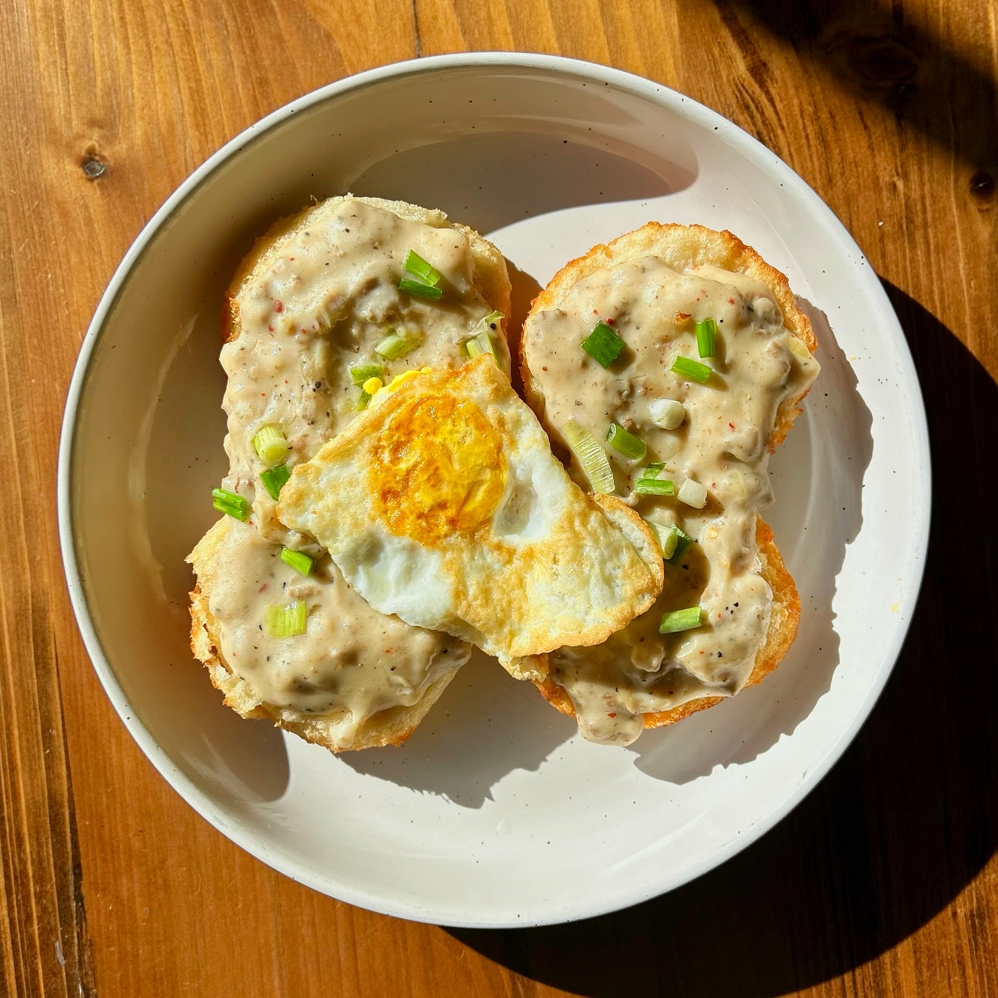 Warm biscuits, creamy sausage gravy, and a side of Sunday comfort. ☀️
Add an egg for just $2 and make it the perfect Southern brunch plate.
Brunch runs 11–3 every Sunday at STB, and yes — chocolate gravy makes its sweet return tomorrow! 🍫