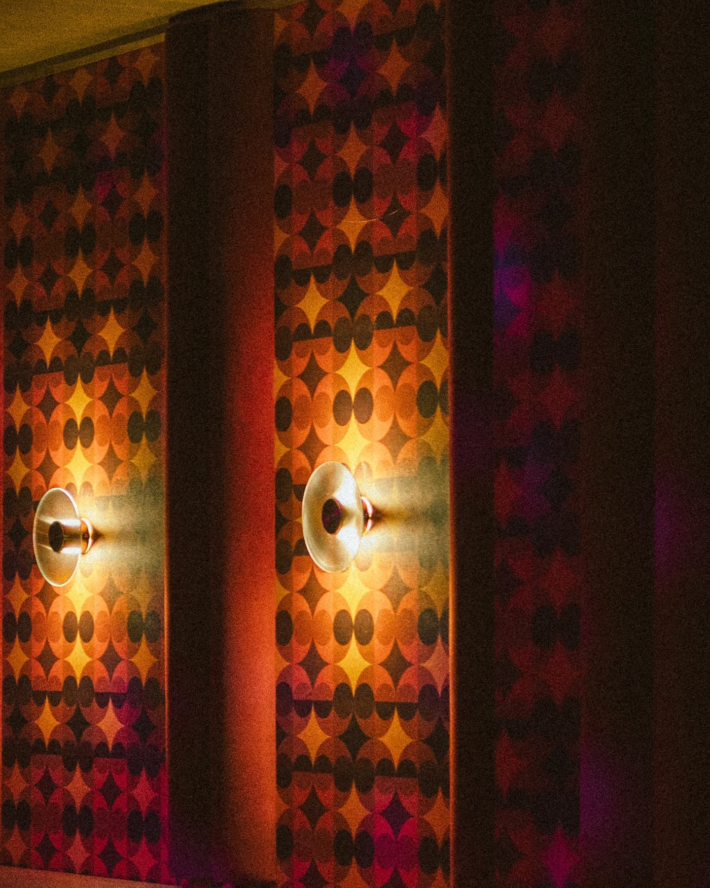 Everyone’s glowing, the room feels alive. Weekend’s here, no intro needed. #VNYLHiFi