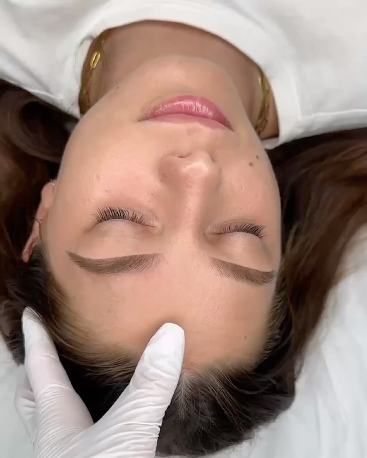 Powder Brows ☁️😮💨 zachte, luchtige en perfect gevormde wenkbrauwen die jouw blik laten stralen. Voor elke klant wordt de vorm individueel bepaald: natuurlijk & fluffy of iets strakker en expressiever.
Met kwalitatieve pigmenten creëren we een soft-poeder effect zonder harde lijnen 🤍
Pigment: Clinita AbracAdabra Incense
#powderbrowstattoo #powderbrows #pmubrows #pmuwenkbrauwen #wenkbrauwen #browshading #browshaping #ombrebrows #browsonpoint