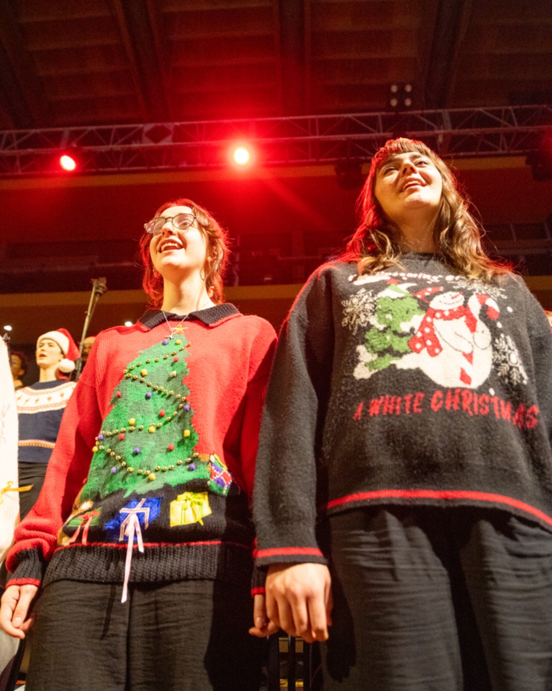Ringing (and singing) in the season. 🔔🎶✨
@uidahomusic Jazz Choirs Holiday Concert brought together hundreds of elementary, middle and high school students, university student ensembles, faculty performers and special guests in a creative collaboration to celebrate the season.
Comment🎤 if you've performed at the event.
Comment 👏if you have attended.
#UIdaho #Concert #Holiday #Choir