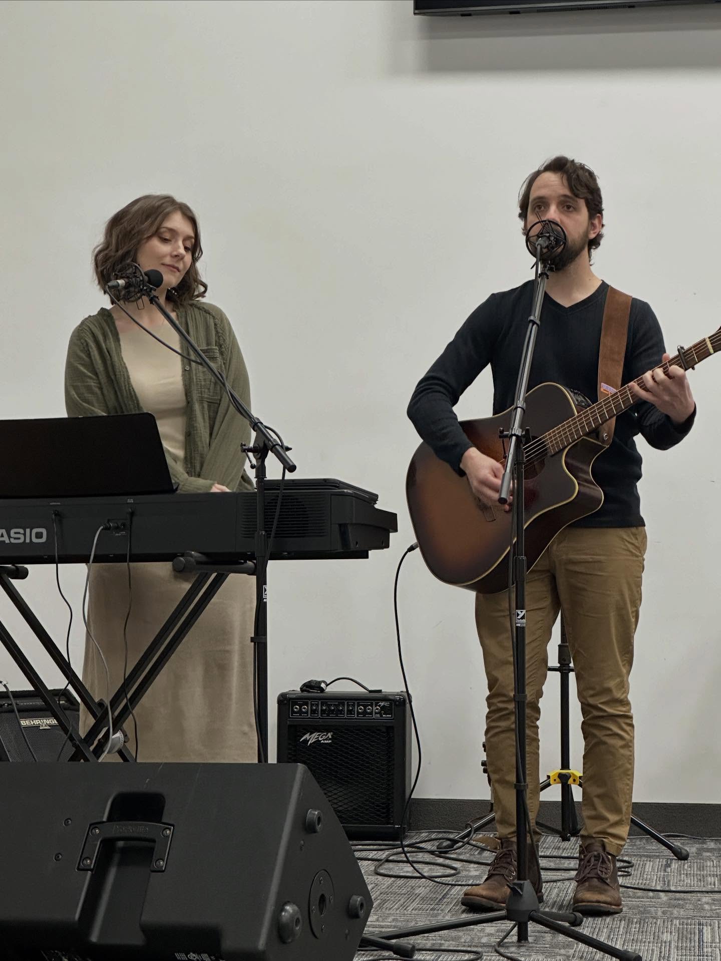 Our first booking of 2026 as D'Friesens was Sunday, January 4. So glad Andrew and Deanna were able to join us at a church in the Steinbach area. It's such a joy to serve with family. The kids love "helping" us practice! #dfriesensmusic #multination1985