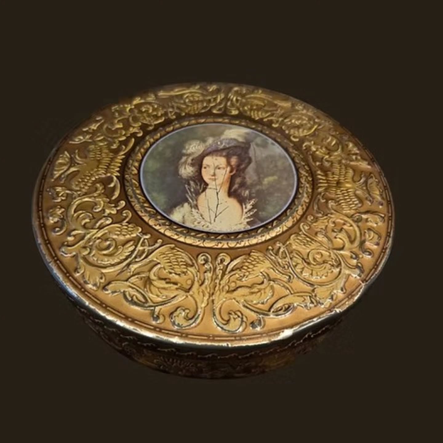 Antique Edwardian Huntley & Palmers Biscuit Tin with Portrait Lid | c.1905–1915 | https://share.google/xLckYbj8nRuSPALmn #stufftoyouandme