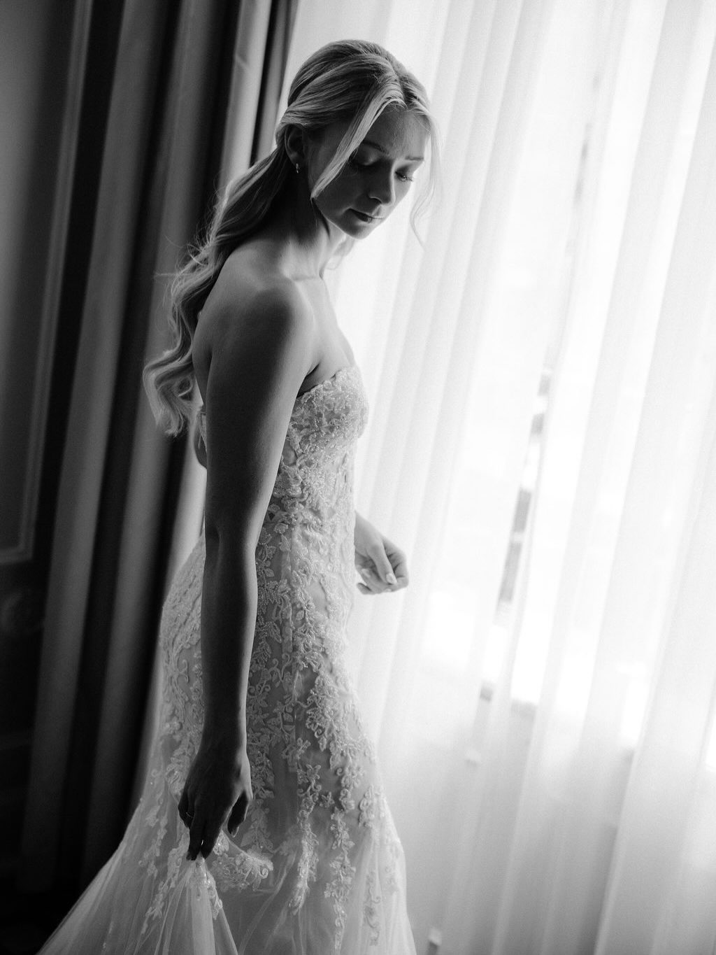 There’s something so romantic and intimate about a bride, her dress, and those light filled pre-ceremony moments that capture the anticipation and significance of the day.
Planner: @plannedbyalexa
Photographer: @dreamsodacreative
#vancouverweddingplanner #dreamgroupweddingplanners #vancouverweddingvender #vancouverweddinginspo