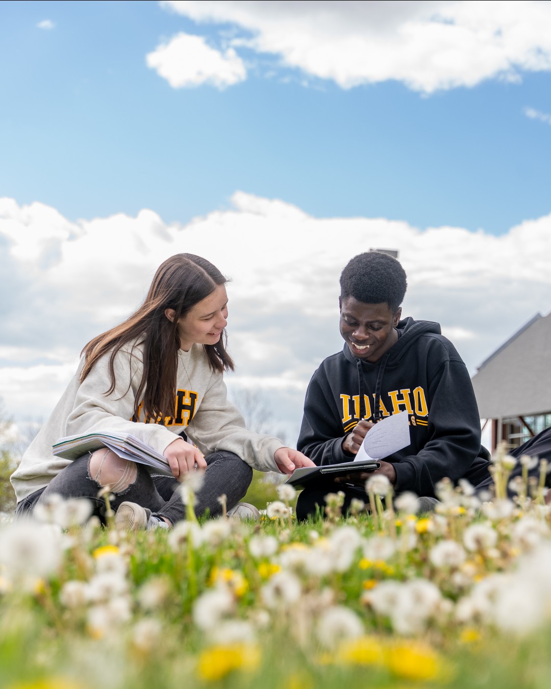 Spring means studying outdoors, games on campus lawns and long arboretum walks. Where is your favorite outside study spot on campus? ☀️🌱🌸
#FirstDayOfSpring #Spring #College #UIdaho #VandalSpiritFriday