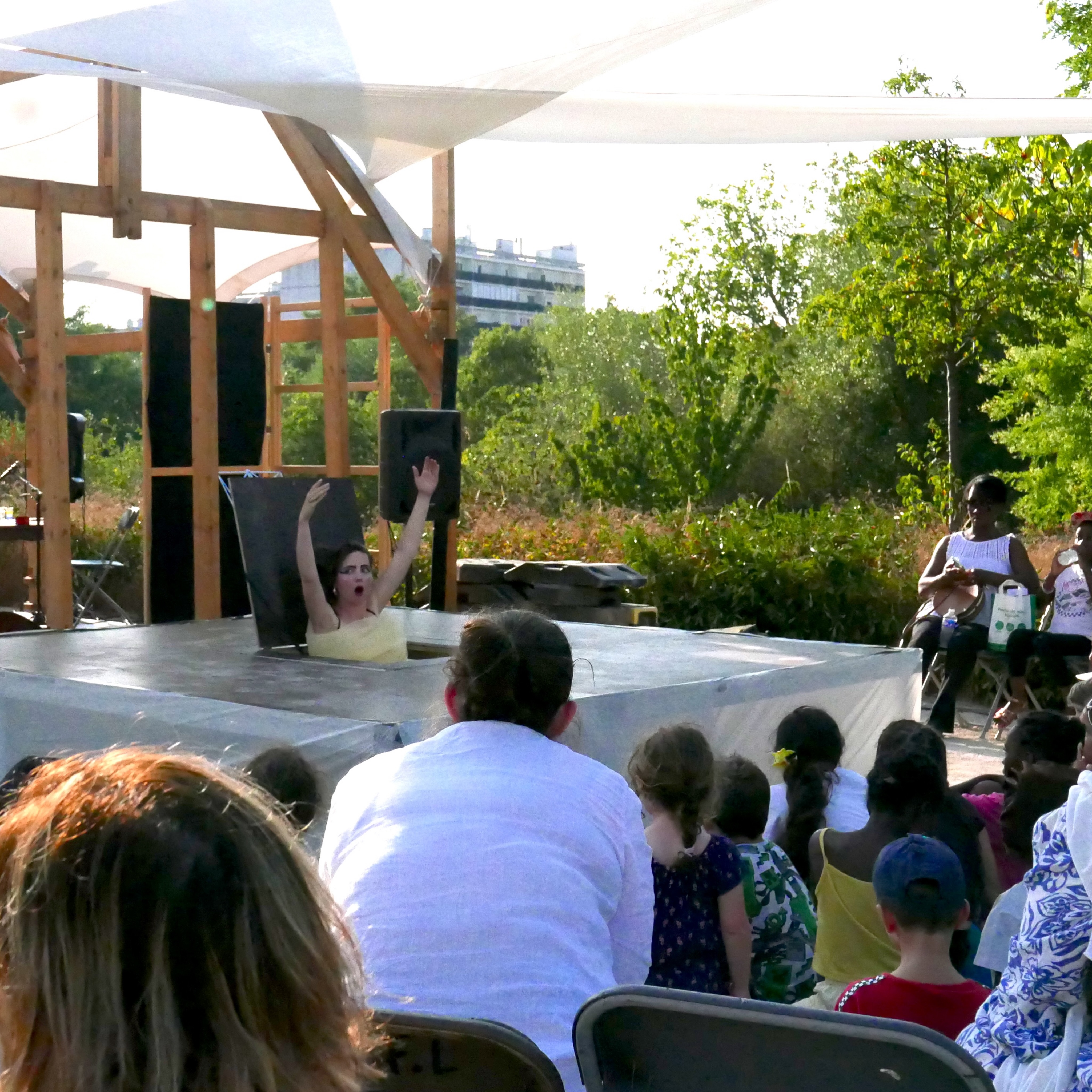 Première présentation publique d’un petit extrait du spectacle Diva Lazarus créé par @contreouvert (@silviaberrone, @lucie.mao) au sein du @festivalbaraktheatre #théâtredelarue #streettheatre