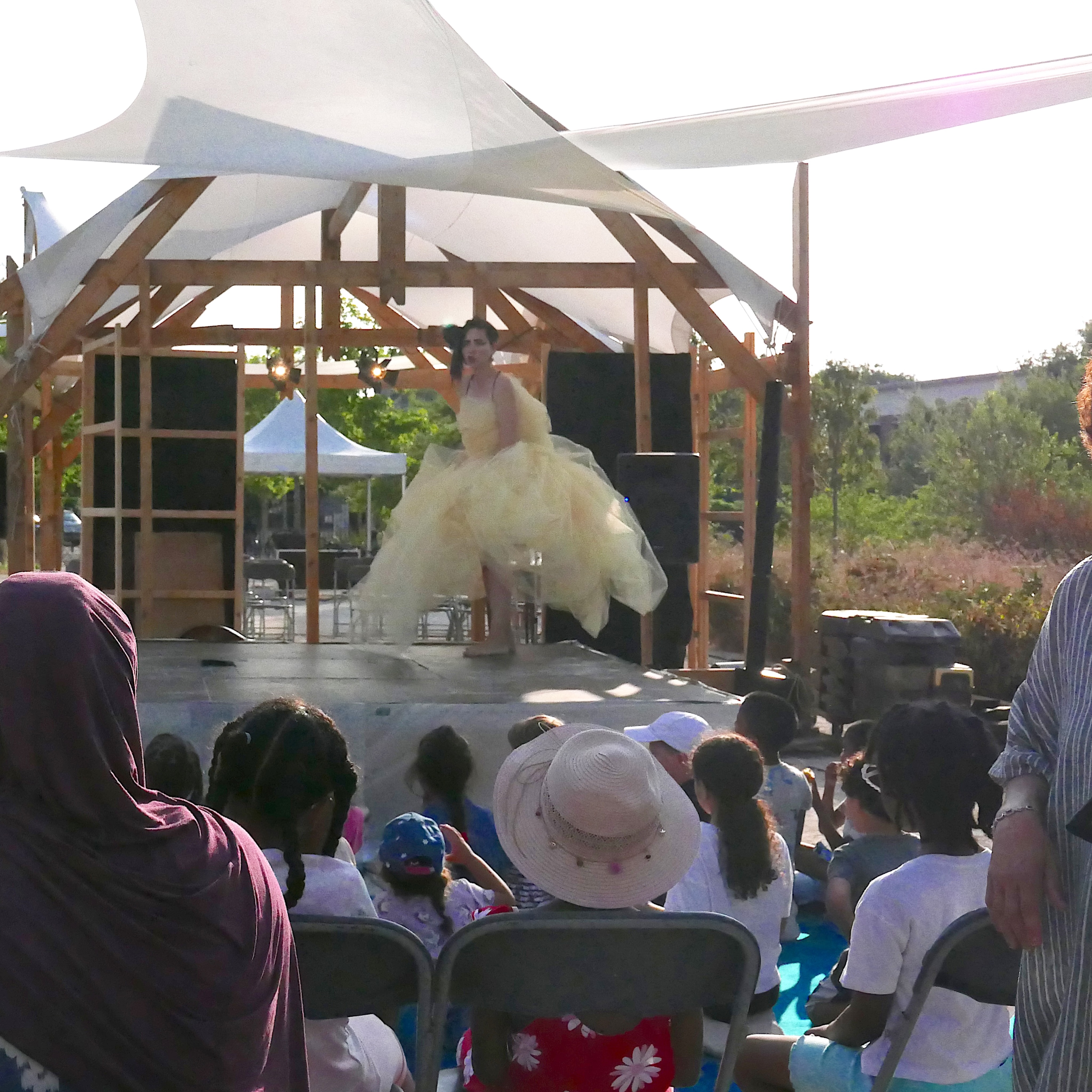 Première présentation publique d’un petit extrait du spectacle Diva Lazarus créé par @contreouvert (@silviaberrone, @lucie.mao) au sein du @festivalbaraktheatre #théâtredelarue #streettheatre