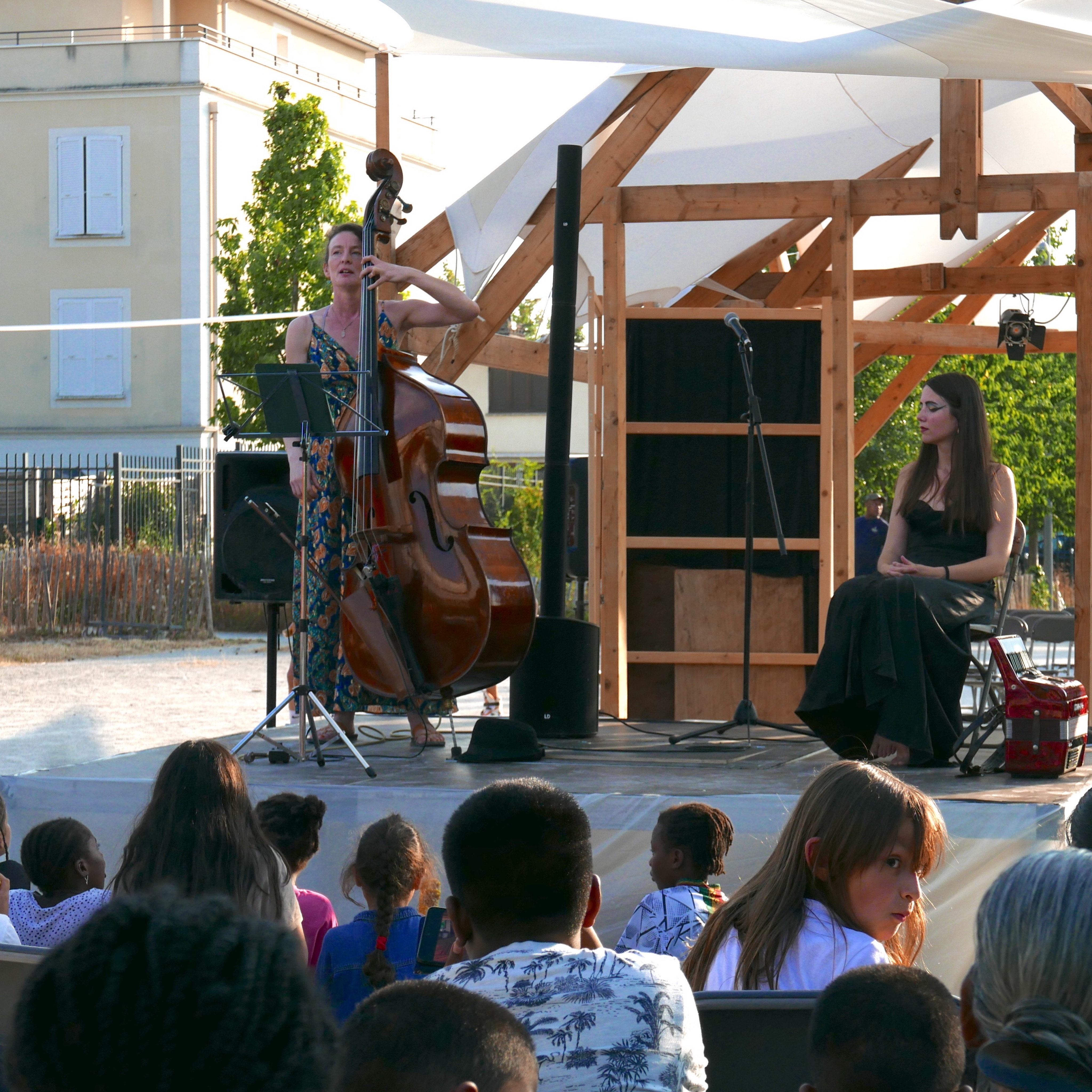 Hier à Corbeil-Essonnes, un petit concert d’extraits de *Lignes de faille / Fault Lines* avec @amelielejosne au @festivalbaraktheatre avec le collectif @contreouvert / Small concert of folk, jazz and cabaret songs yesterday in the south of Paris at the BarakTheatre festival. #concert #voiceanddoublebass