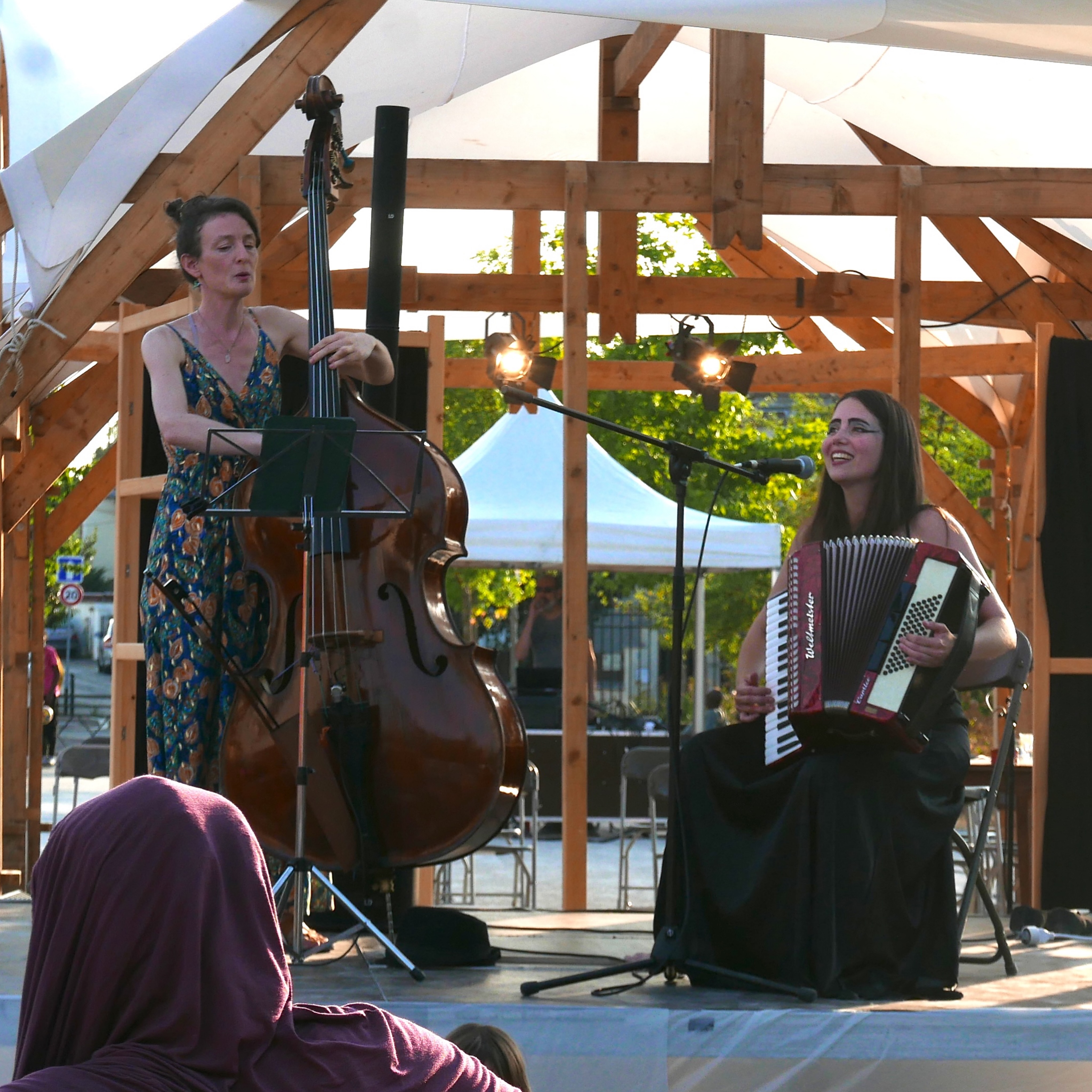 Hier à Corbeil-Essonnes, un petit concert d’extraits de *Lignes de faille / Fault Lines* avec @amelielejosne au @festivalbaraktheatre avec le collectif @contreouvert / Small concert of folk, jazz and cabaret songs yesterday in the south of Paris at the BarakTheatre festival. #concert #voiceanddoublebass