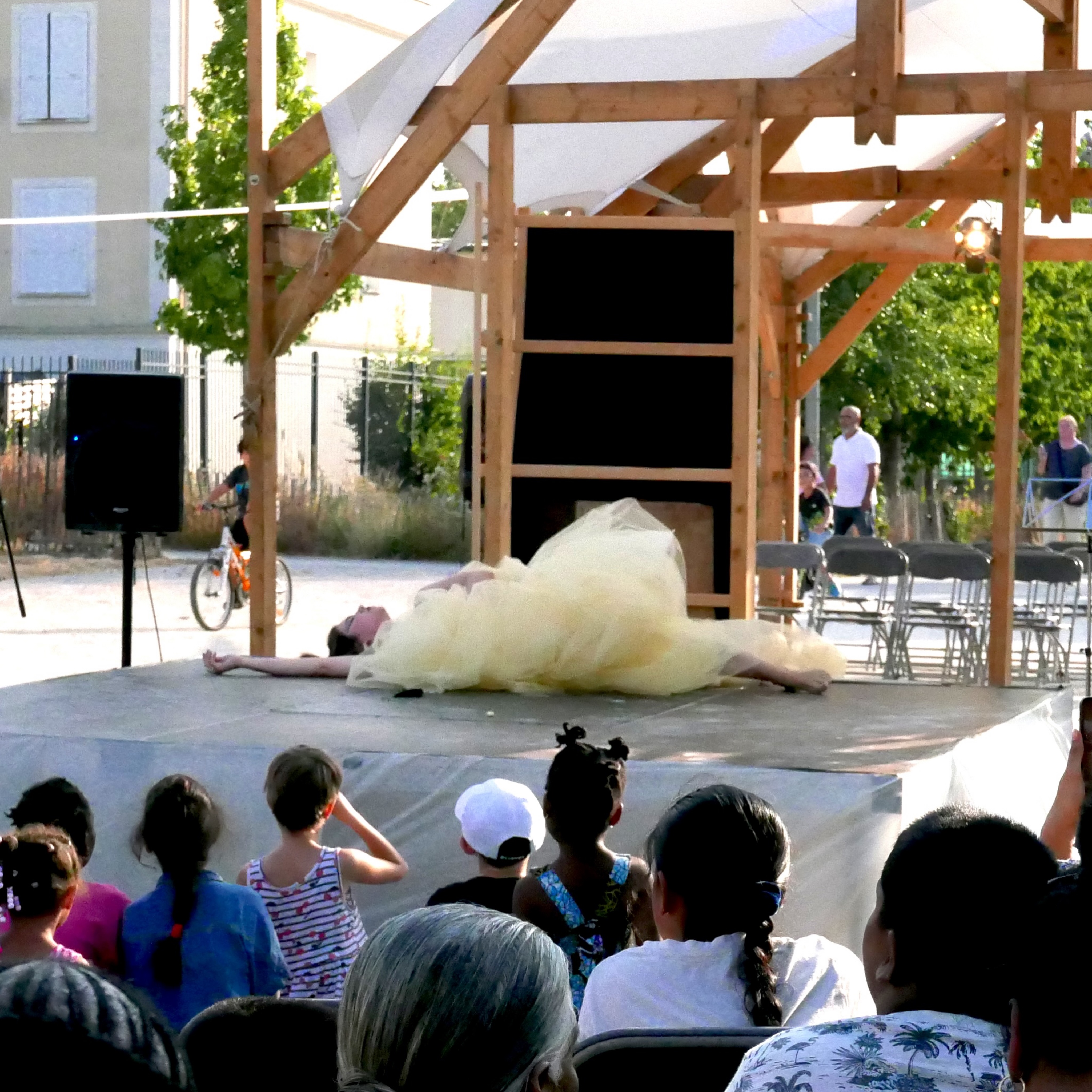 Première présentation publique d’un petit extrait du spectacle Diva Lazarus créé par @contreouvert (@silviaberrone, @lucie.mao) au sein du @festivalbaraktheatre #théâtredelarue #streettheatre
