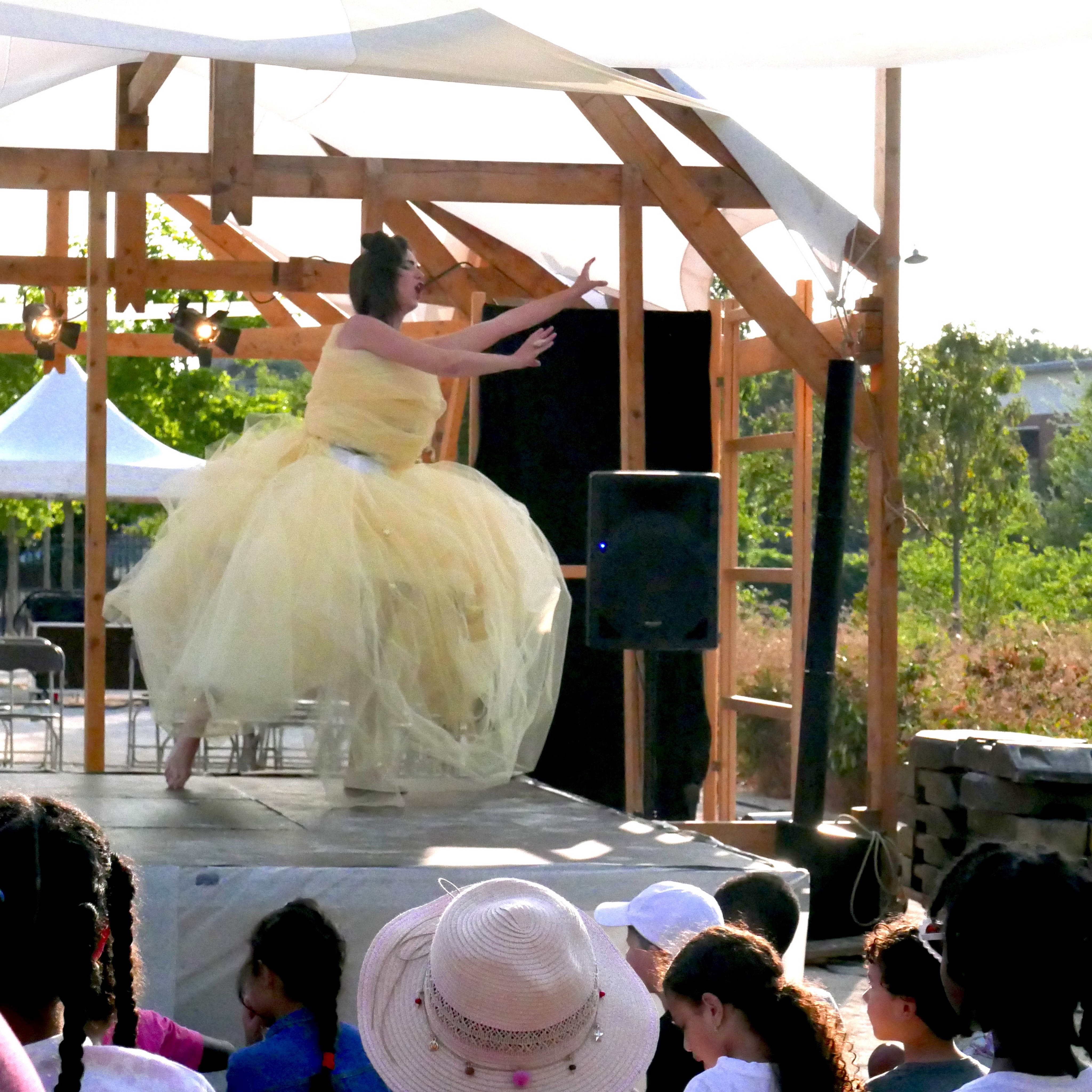 Première présentation publique d’un petit extrait du spectacle Diva Lazarus créé par @contreouvert (@silviaberrone, @lucie.mao) au sein du @festivalbaraktheatre #théâtredelarue #streettheatre