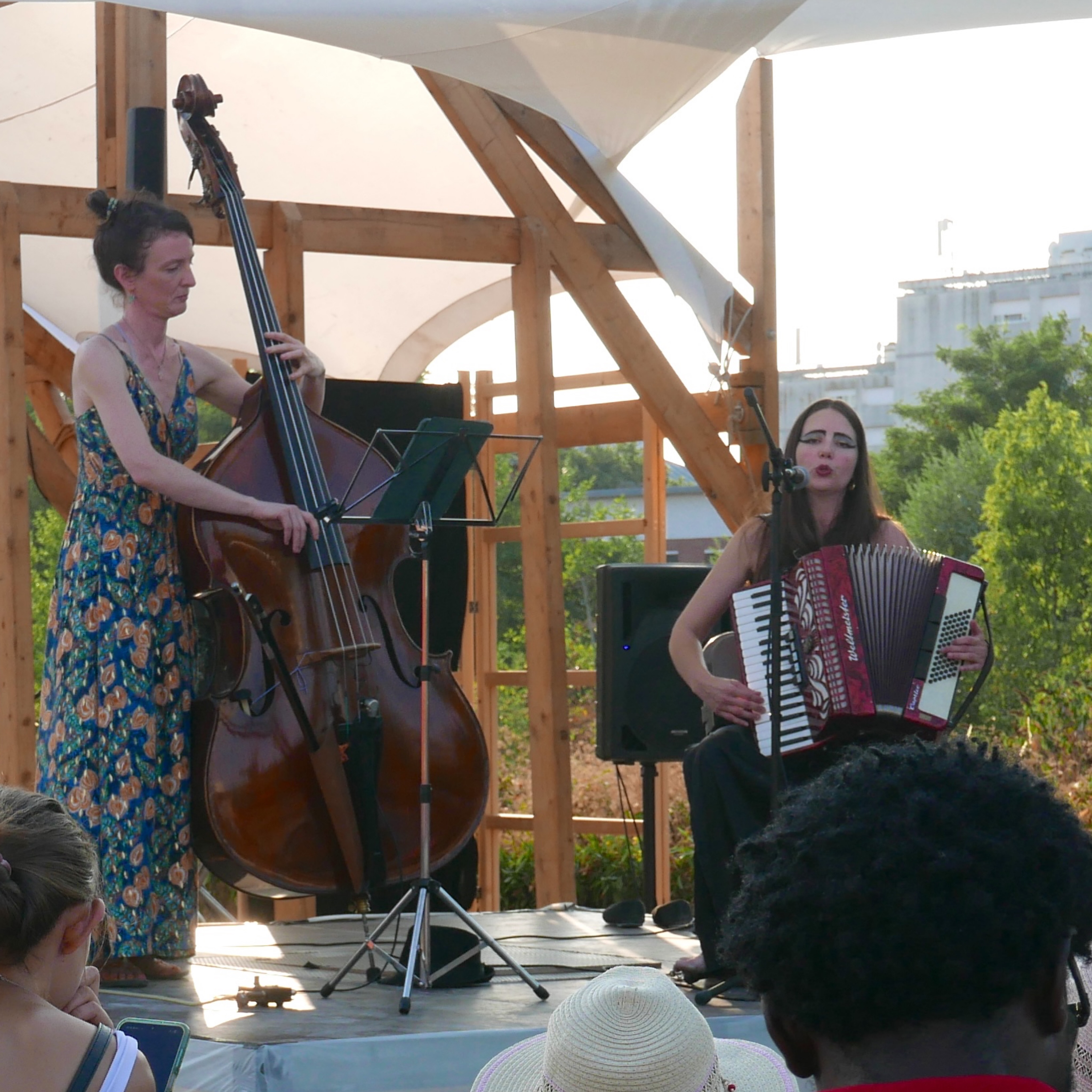 Hier à Corbeil-Essonnes, un petit concert d’extraits de *Lignes de faille / Fault Lines* avec @amelielejosne au @festivalbaraktheatre avec le collectif @contreouvert / Small concert of folk, jazz and cabaret songs yesterday in the south of Paris at the BarakTheatre festival. #concert #voiceanddoublebass