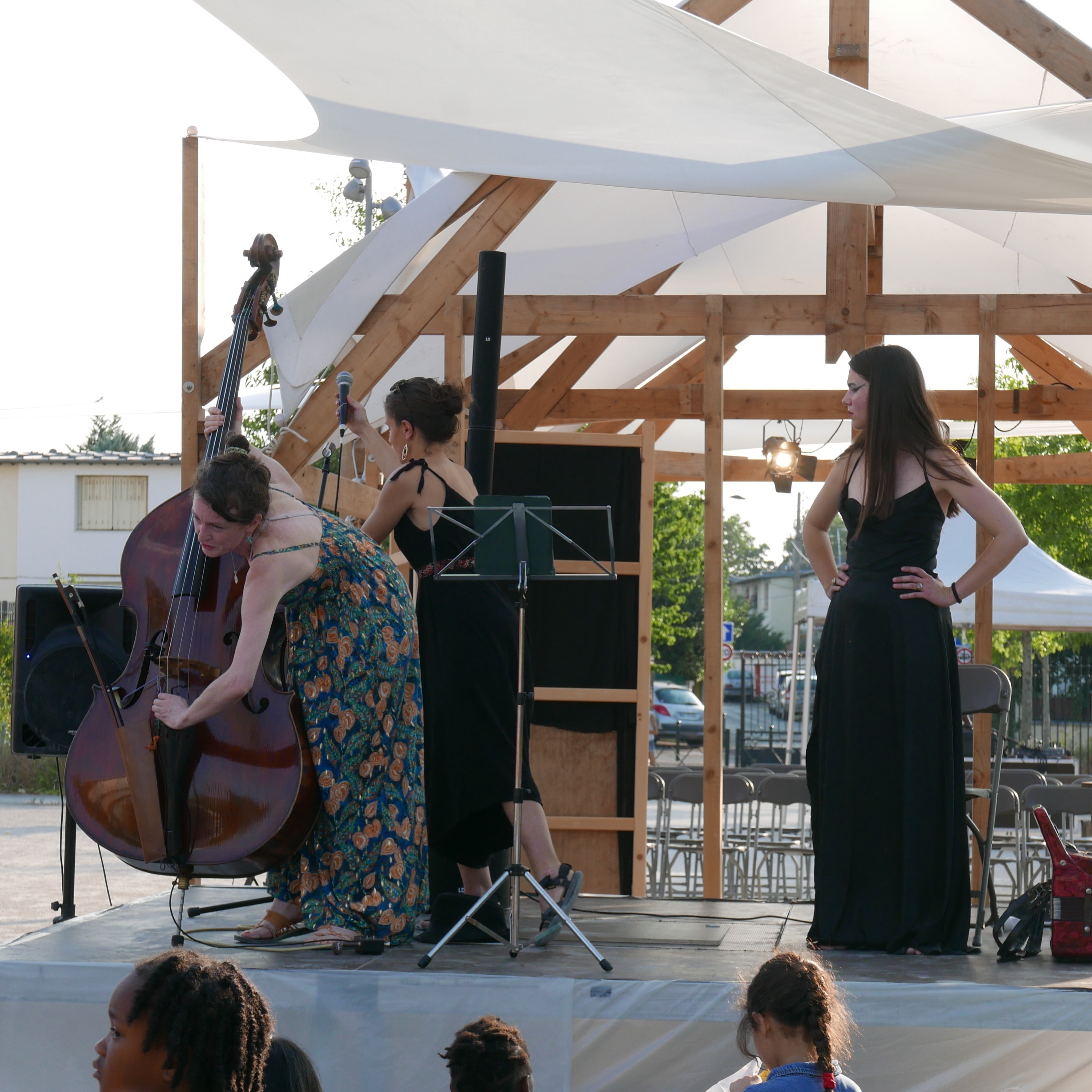 Hier à Corbeil-Essonnes, un petit concert d’extraits de *Lignes de faille / Fault Lines* avec @amelielejosne au @festivalbaraktheatre avec le collectif @contreouvert / Small concert of folk, jazz and cabaret songs yesterday in the south of Paris at the BarakTheatre festival. #concert #voiceanddoublebass