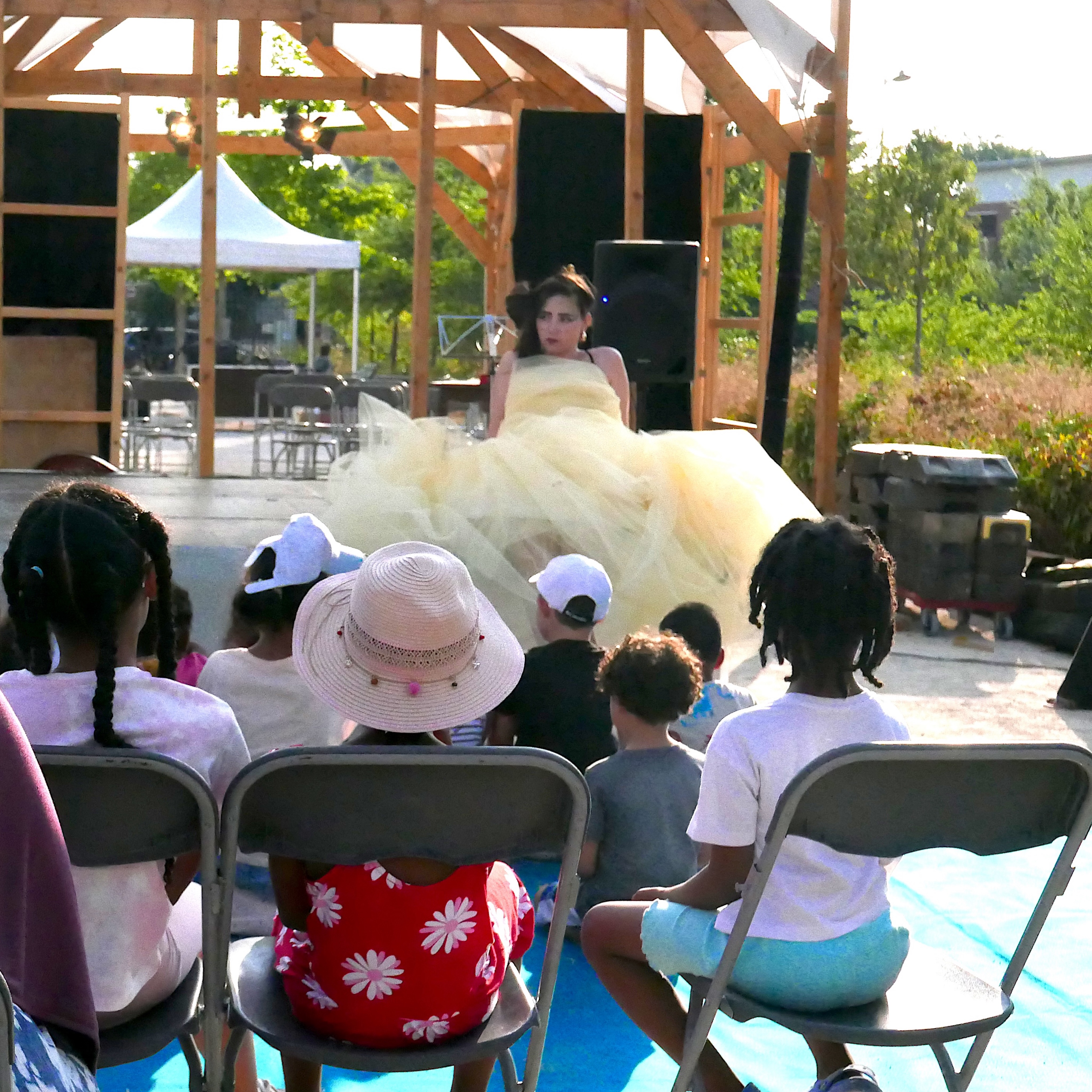 Première présentation publique d’un petit extrait du spectacle Diva Lazarus créé par @contreouvert (@silviaberrone, @lucie.mao) au sein du @festivalbaraktheatre #théâtredelarue #streettheatre