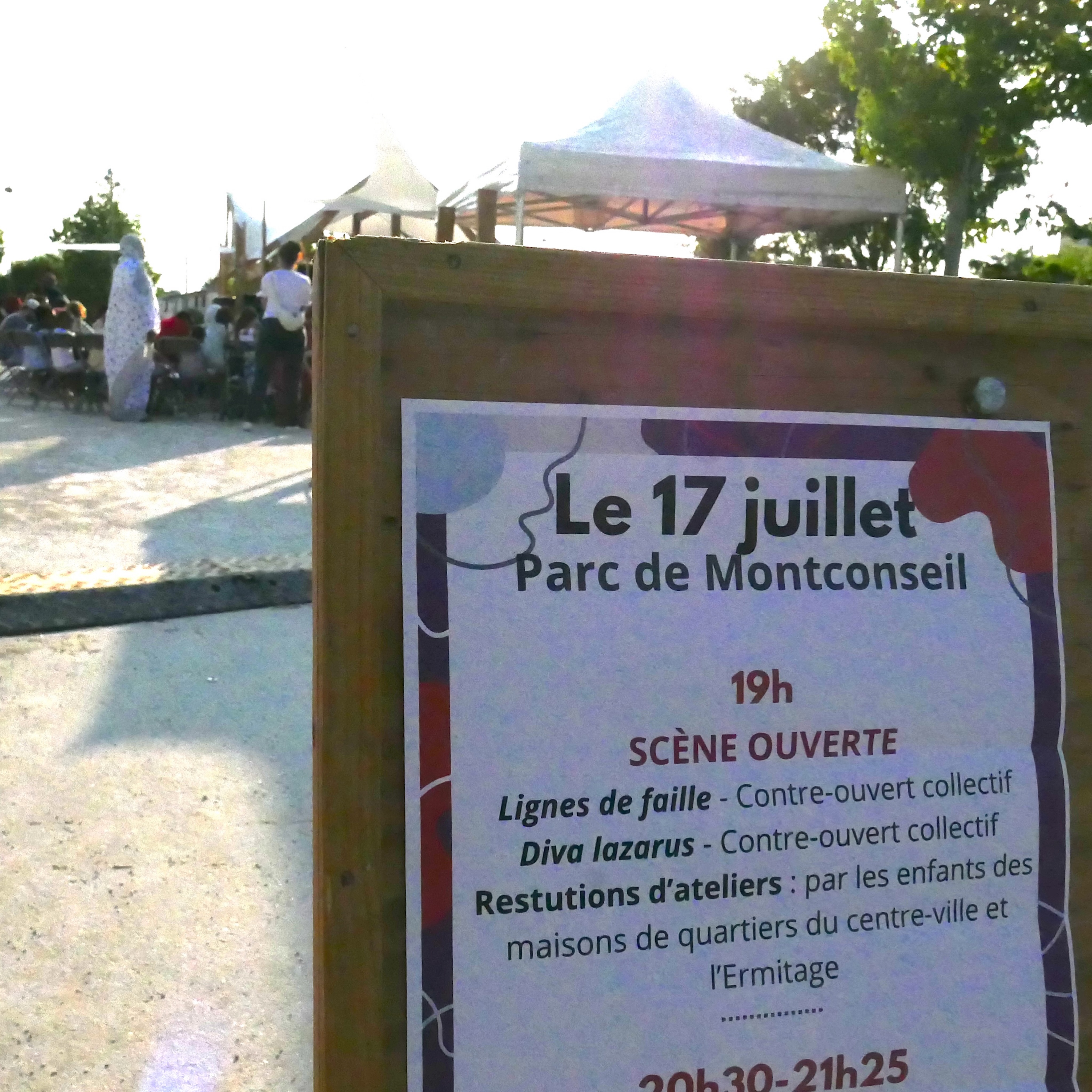Première présentation publique d’un petit extrait du spectacle Diva Lazarus créé par @contreouvert (@silviaberrone, @lucie.mao) au sein du @festivalbaraktheatre #théâtredelarue #streettheatre