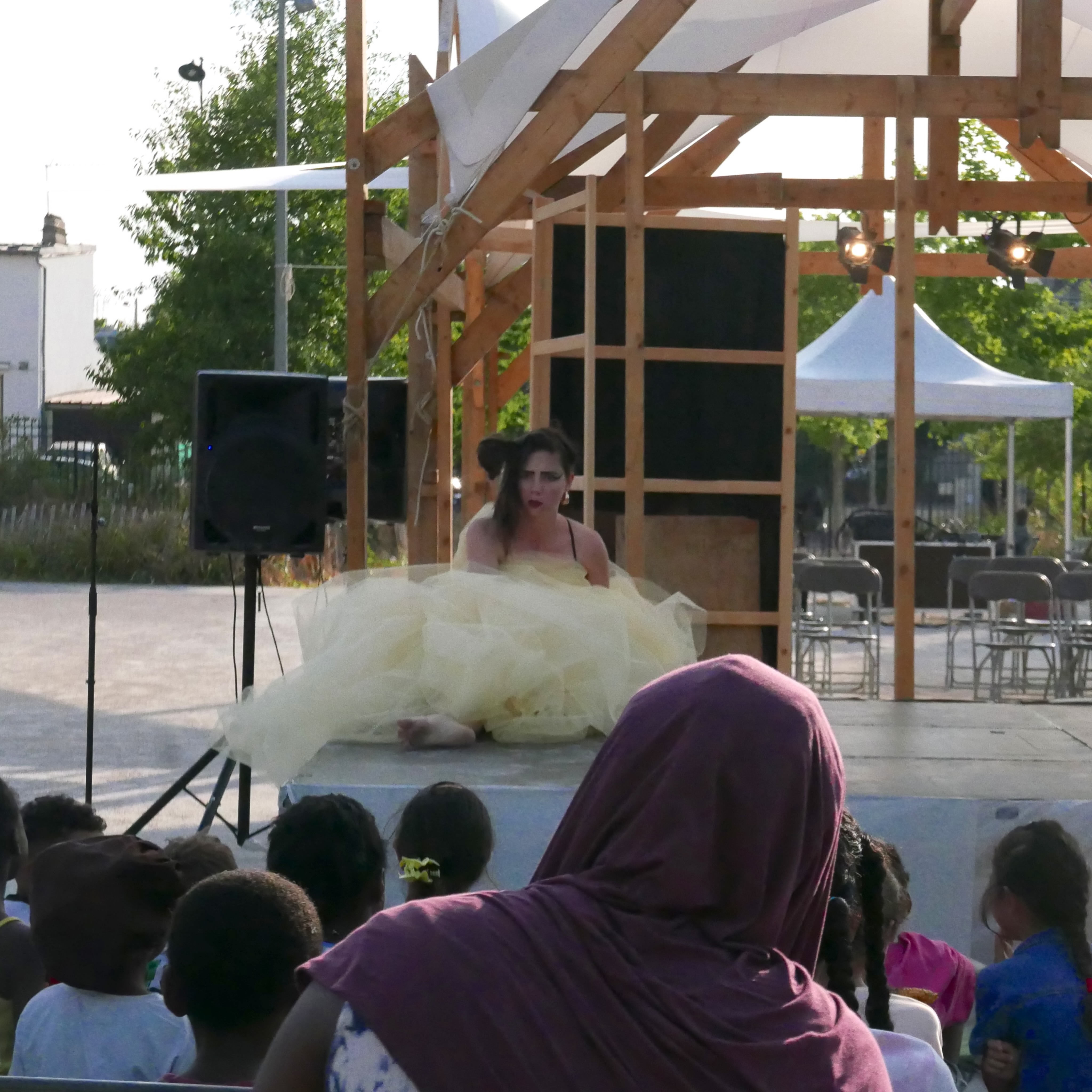 Première présentation publique d’un petit extrait du spectacle Diva Lazarus créé par @contreouvert (@silviaberrone, @lucie.mao) au sein du @festivalbaraktheatre #théâtredelarue #streettheatre