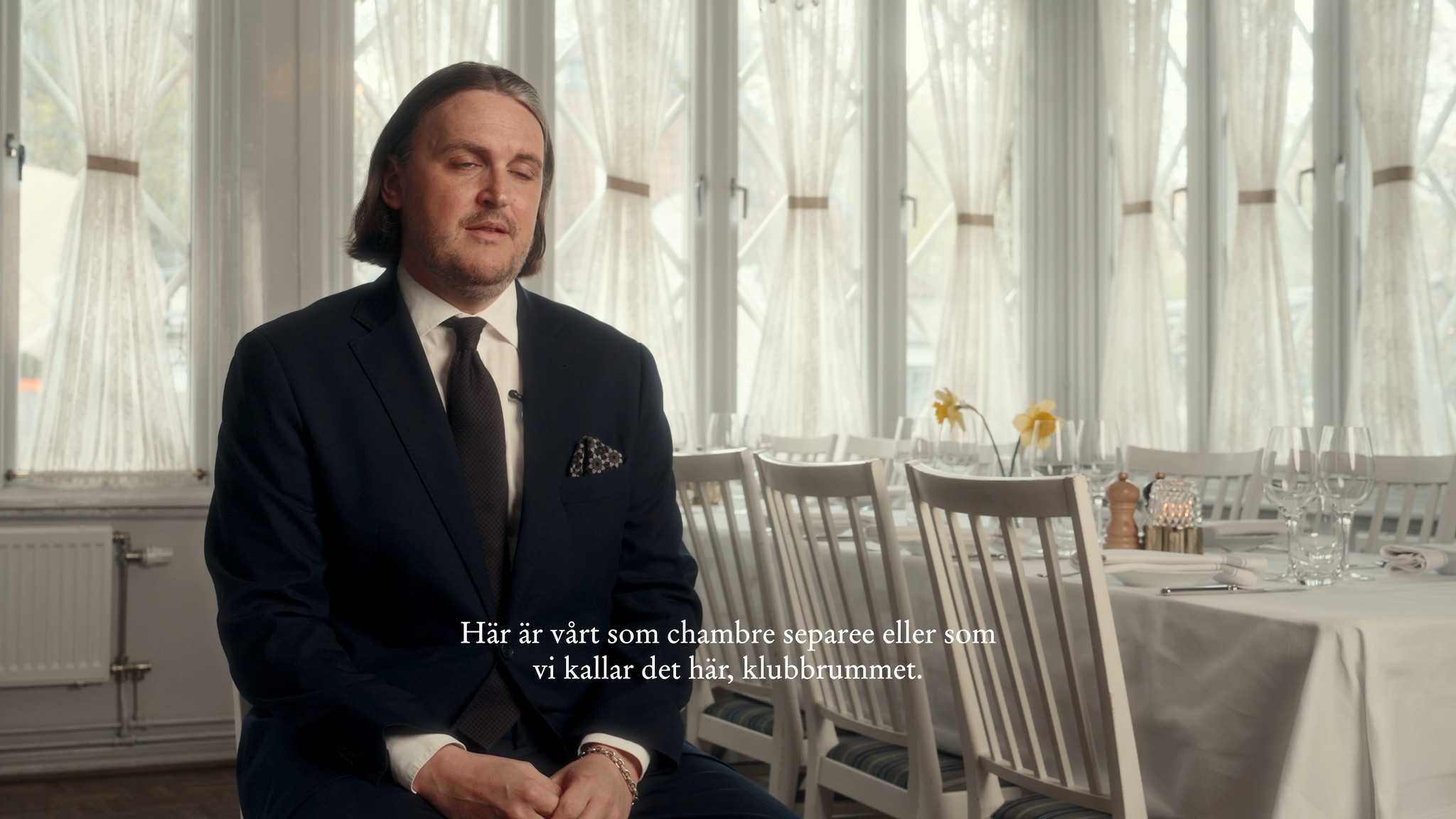 Fira födelsedagar, dop och andra högtider hos oss. Vi anpassar ditt firande efter dina önskemål. Vår läge precis invid vattnet på Djurgården är unikt och en miljö som är perfekt för att skapa minnesvärda upplevelser. Det här är klubbrummet och passar perfekt för ett slutet sällskap. Kontakta oss så planerar vi tillsammans.