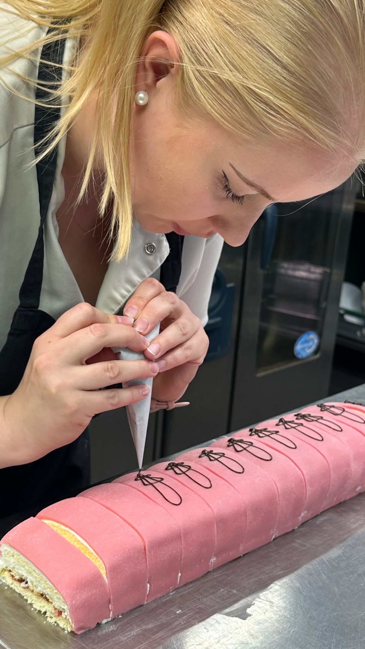 Små detaljer gör den stora skillnaden. Därför bakar vår pastery chef våra bakelser från grunden.